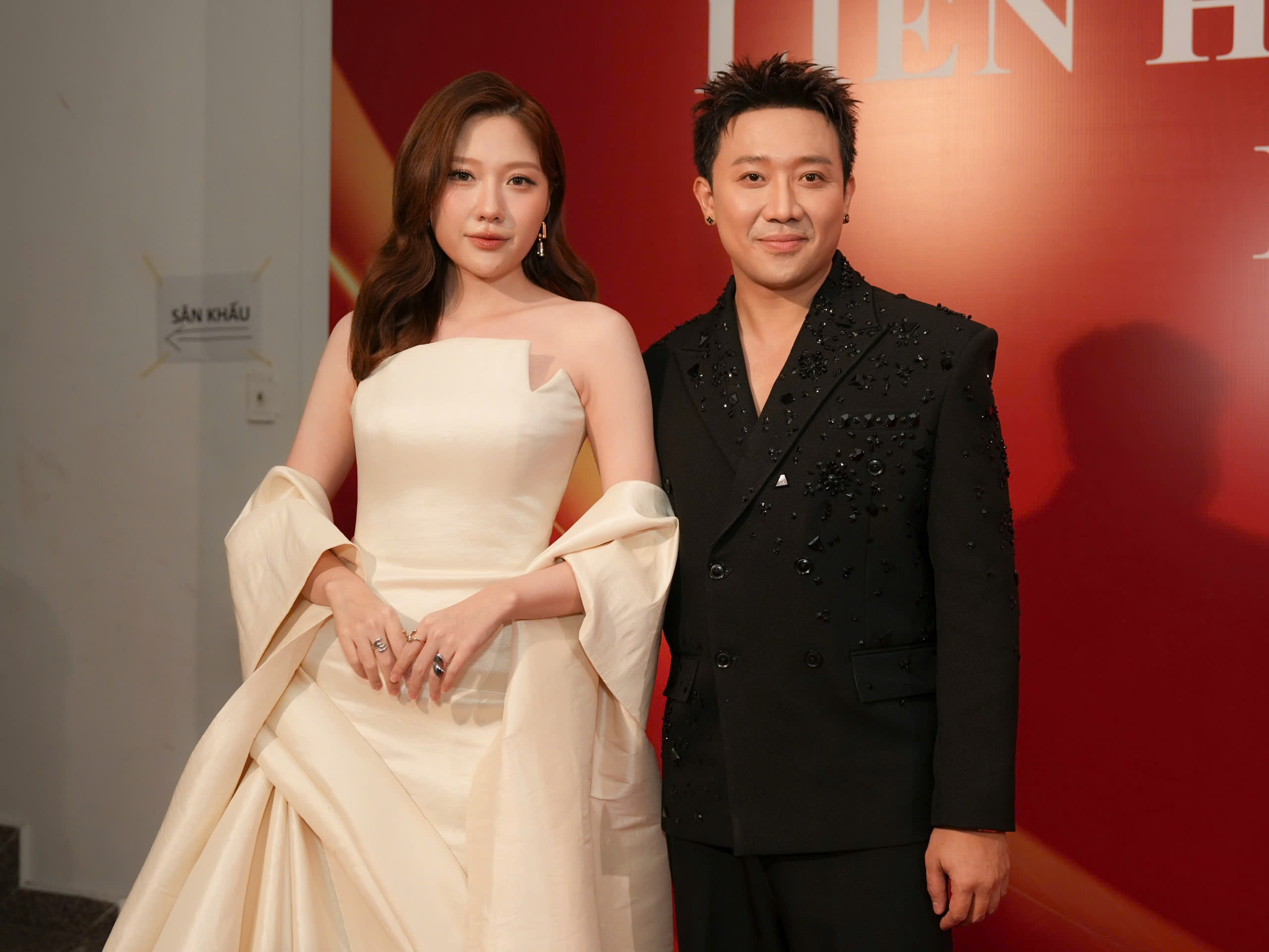 Em gái mặc gợi cảm cùng Trấn Thành đổ bộ thảm đỏ Liên hoan phim Việt Nam- Ảnh 4.