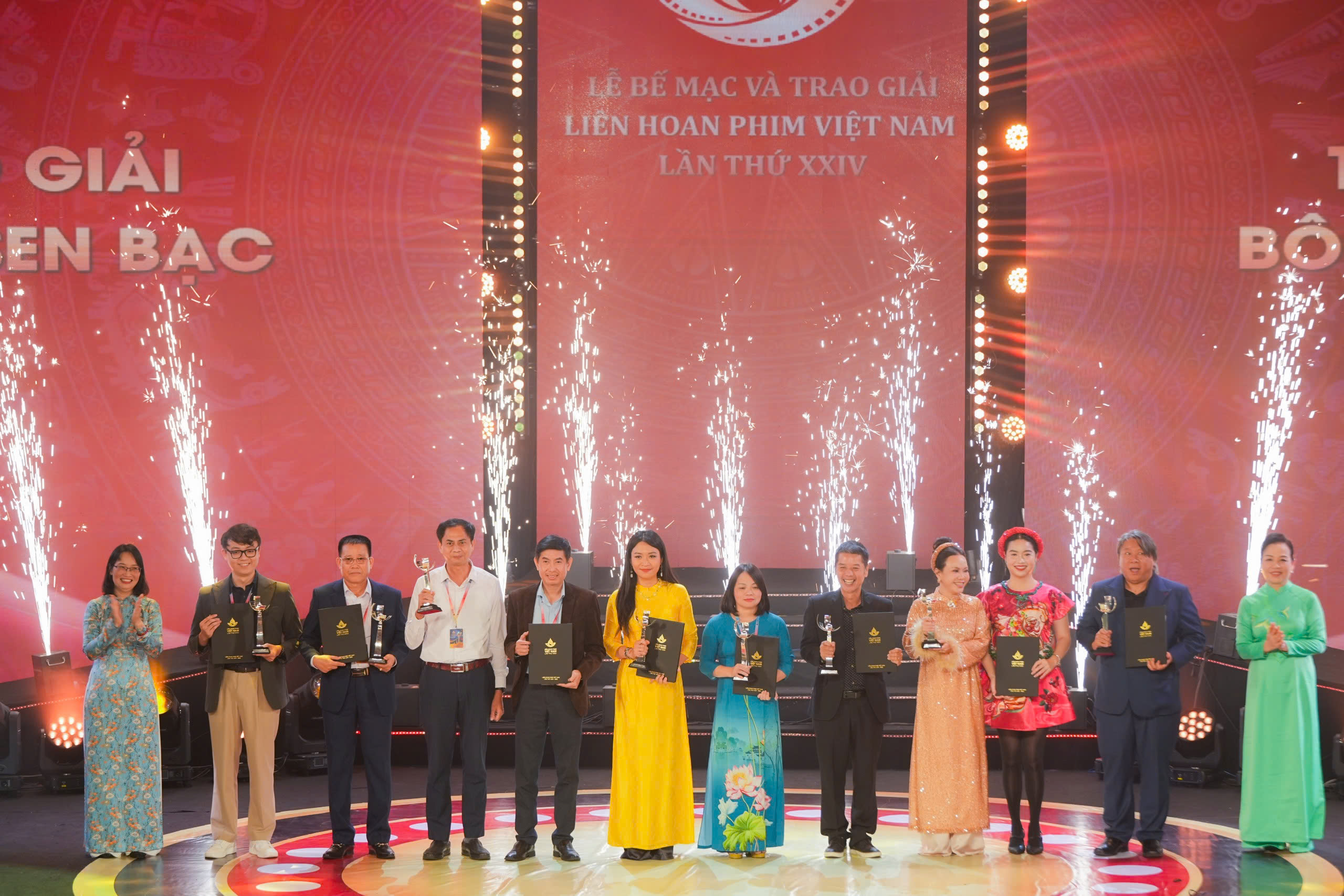 'Mưa đỏ' thắng lớn tại LHP Việt Nam lần thứ 24- Ảnh 11.