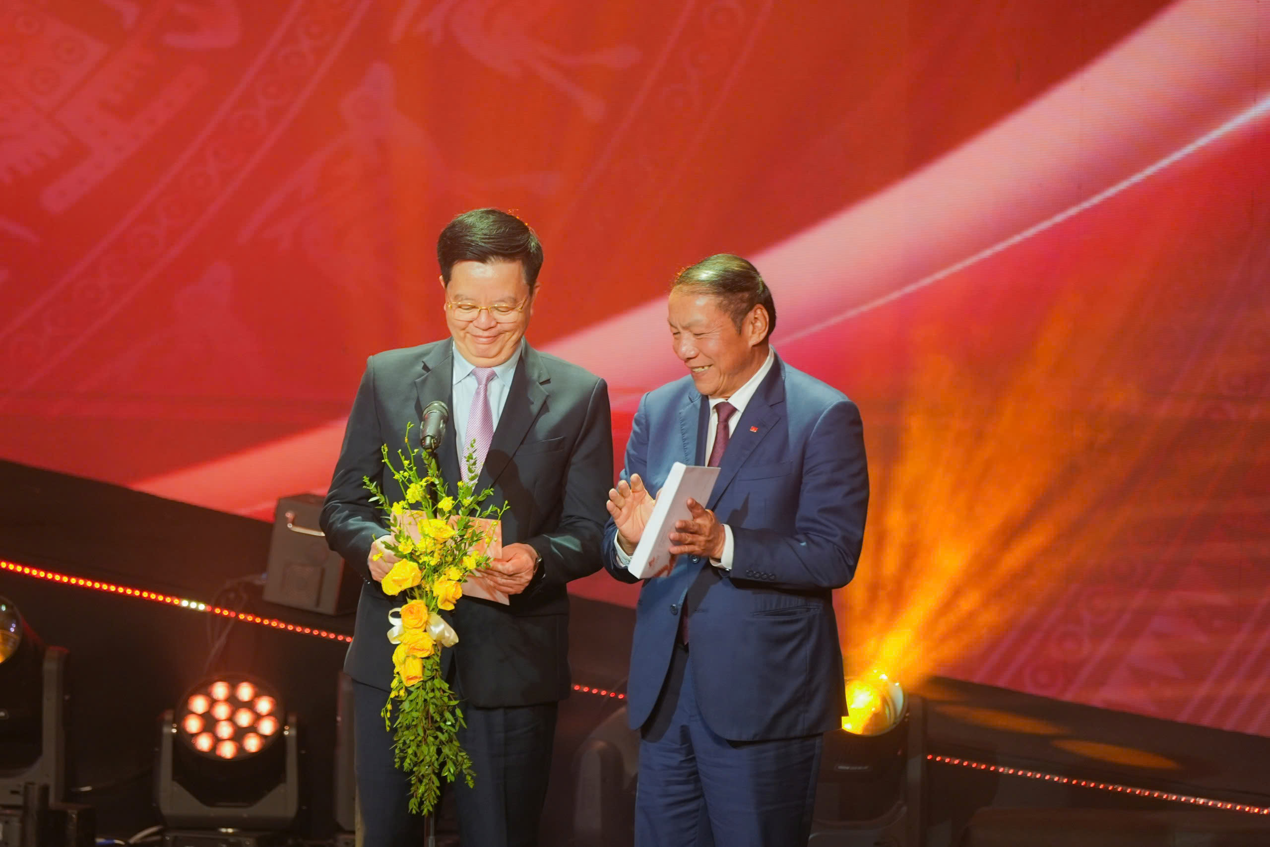 'Mưa đỏ' thắng lớn tại LHP Việt Nam lần thứ 24- Ảnh 1.