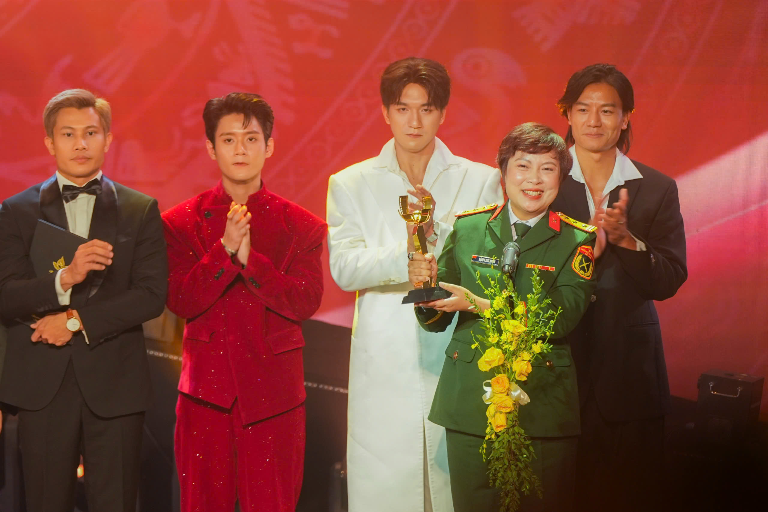 'Mưa đỏ' thắng lớn tại LHP Việt Nam lần thứ 24- Ảnh 13.