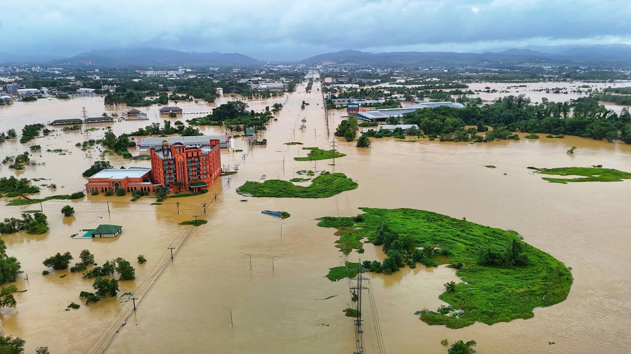 Lũ lụt kinh hoàng ảnh hưởng gì đến SEA Games 33, U.23 Việt Nam chuyển về Bangkok?- Ảnh 1. Lũ lụt kinh hoàng ảnh hưởng gì đến SEA Games 33, U.23 Việt Nam chuyển về Bangkok?- Ảnh 1.