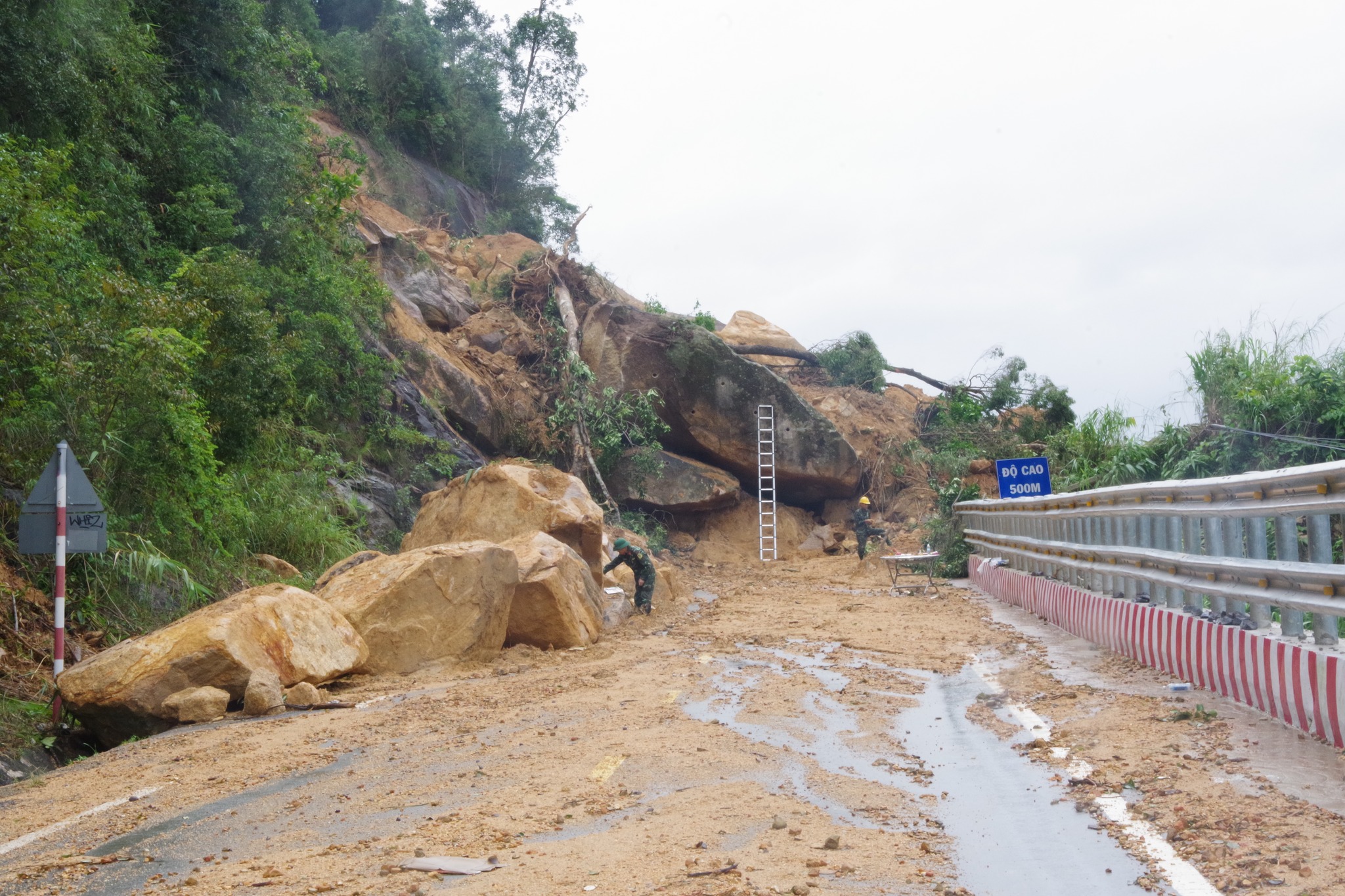 Quân khu 5 kiểm tra, chỉ đạo nổ mìn phá đá khắc phục đèo Khánh Lê- Ảnh 4.