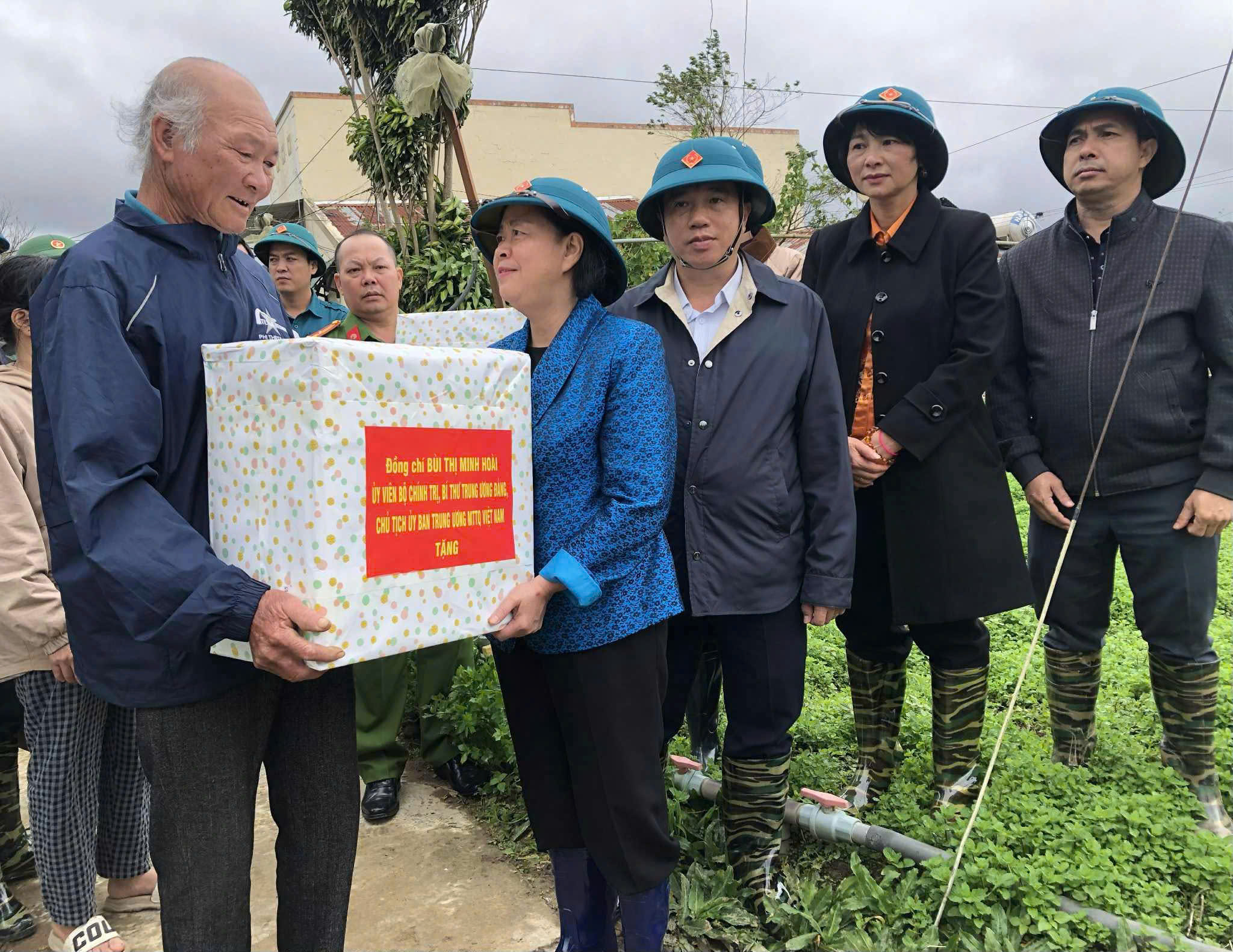 Toàn cảnh lũ lụt miền Trung và nỗ lực gượng dậy sau đại hồng thủy - Ảnh 8. Toàn cảnh lũ lụt miền Trung và nỗ lực gượng dậy sau đại hồng thủy - Ảnh 8.