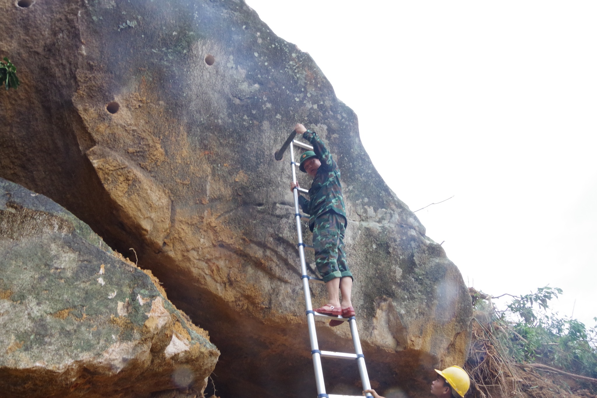 Quân khu 5 kiểm tra, chỉ đạo nổ mìn phá đá khắc phục đèo Khánh Lê- Ảnh 3.