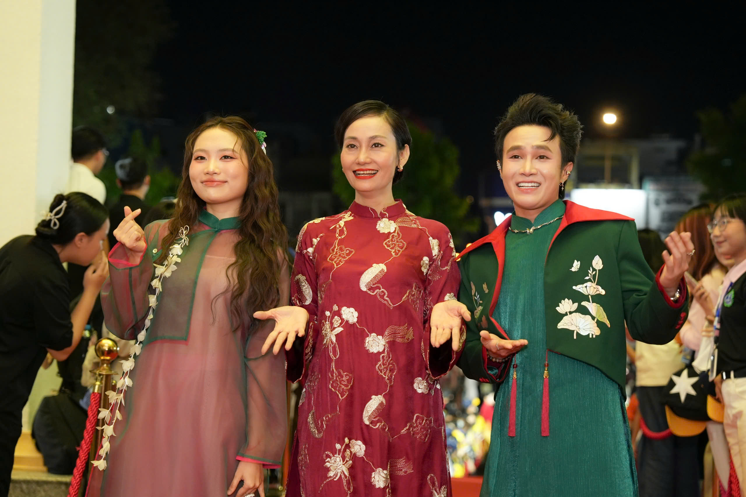 Em gái mặc gợi cảm cùng Trấn Thành đổ bộ thảm đỏ Liên hoan phim Việt Nam- Ảnh 2.