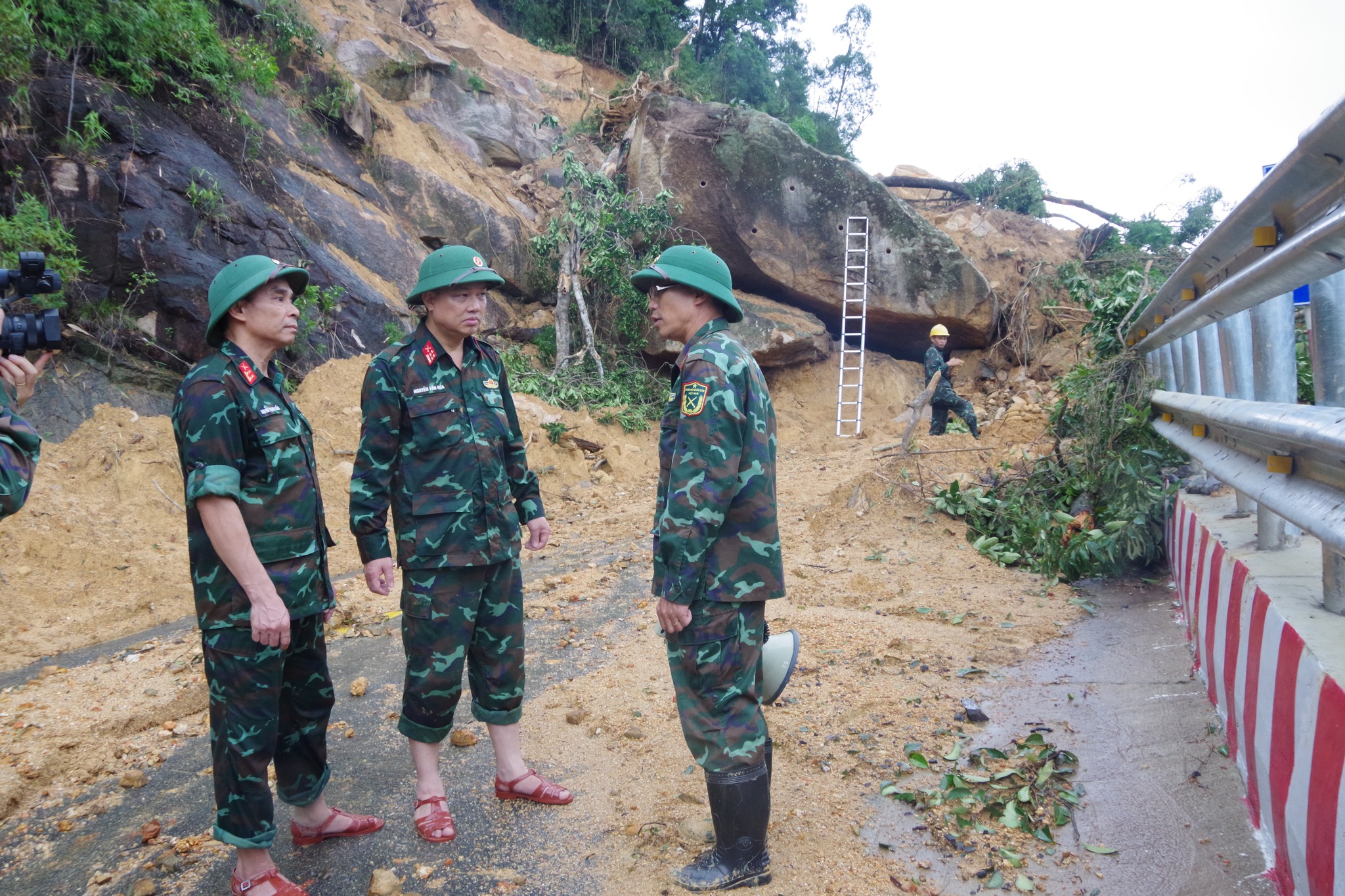 Quân khu 5 kiểm tra, chỉ đạo nổ mìn phá đá khắc phục đèo Khánh Lê- Ảnh 1.