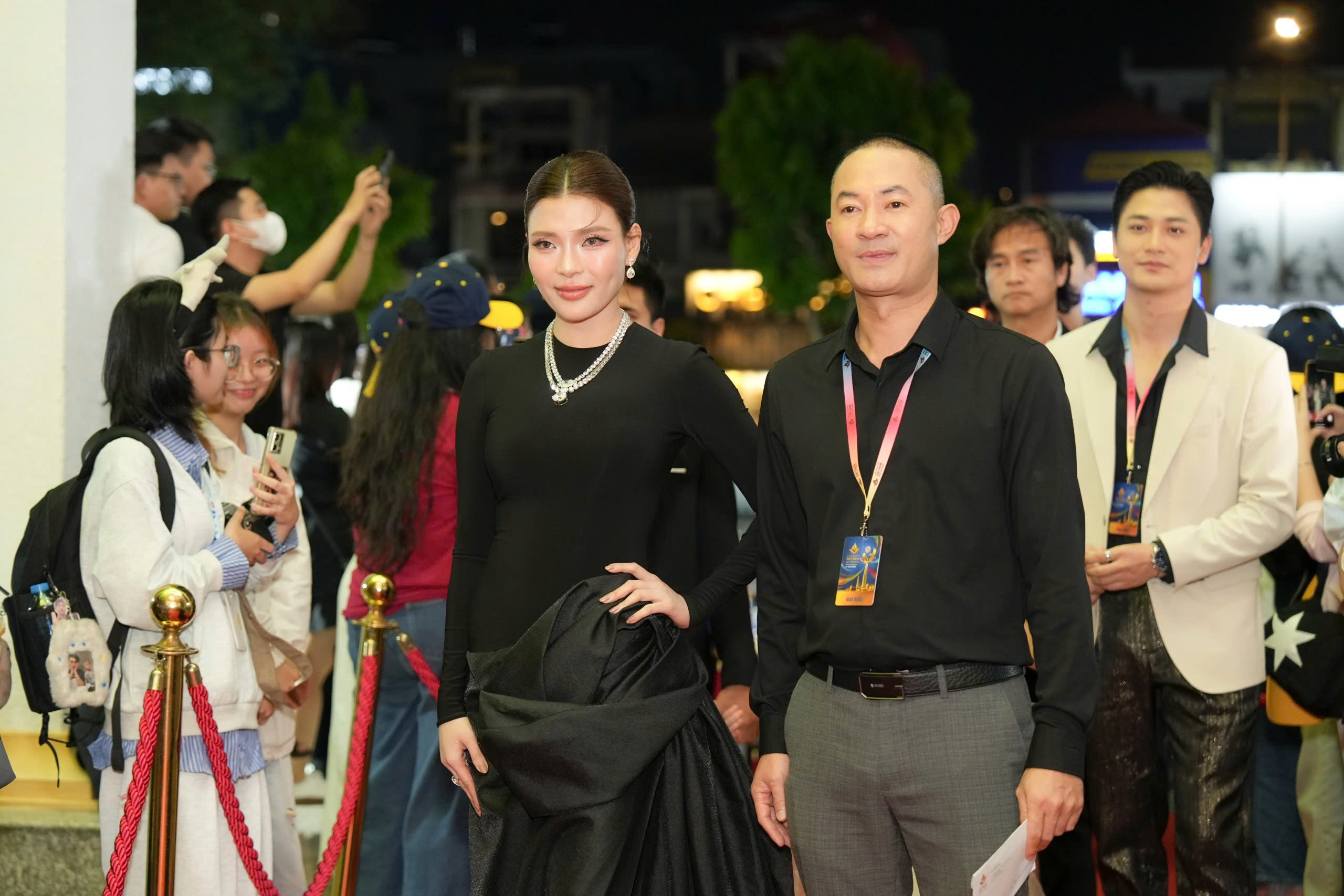 Em gái mặc gợi cảm cùng Trấn Thành đổ bộ thảm đỏ Liên hoan phim Việt Nam- Ảnh 6.