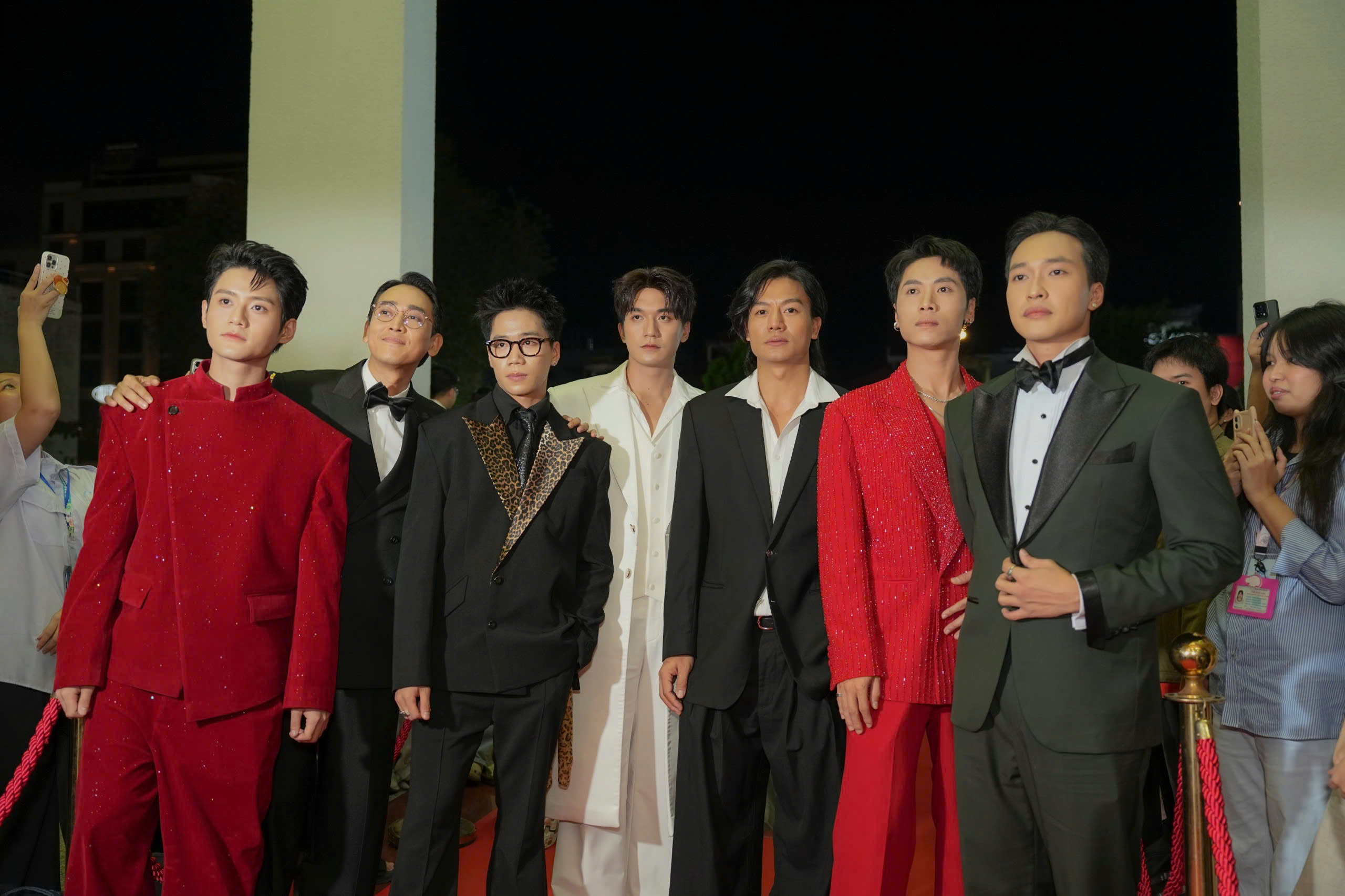 Em gái mặc gợi cảm cùng Trấn Thành đổ bộ thảm đỏ Liên hoan phim Việt Nam- Ảnh 5.