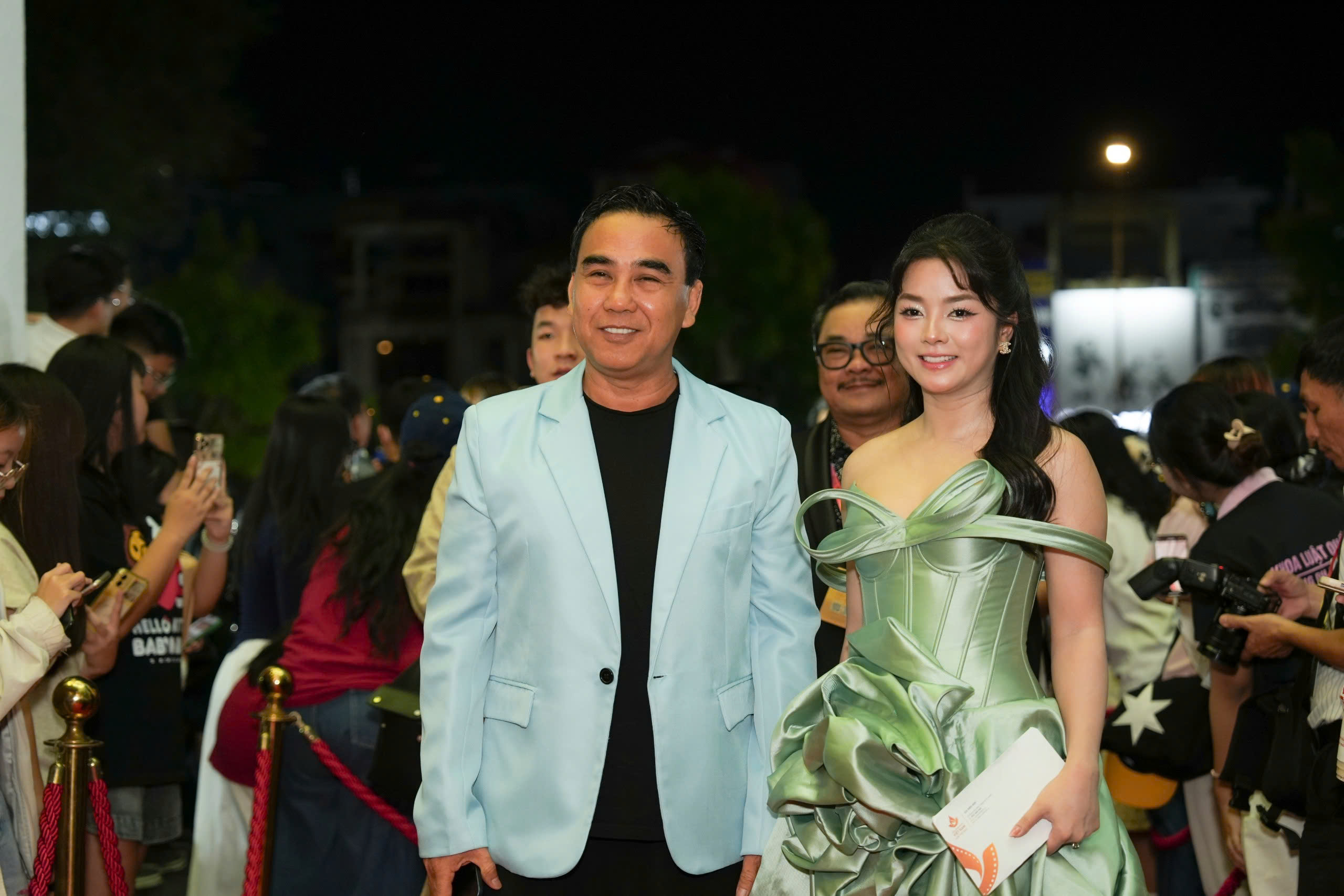 Em gái mặc gợi cảm cùng Trấn Thành đổ bộ thảm đỏ Liên hoan phim Việt Nam- Ảnh 7.