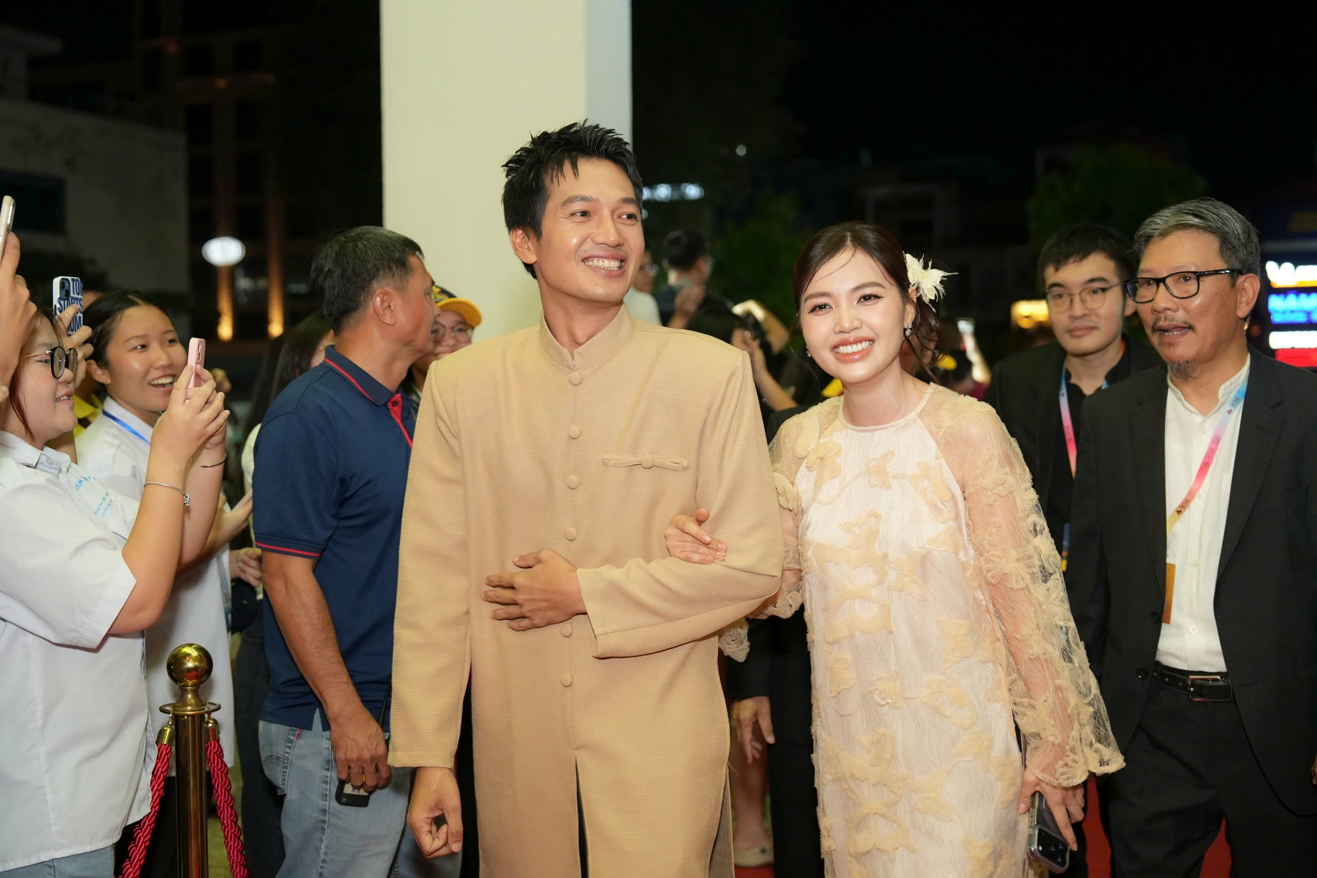 Em gái mặc gợi cảm cùng Trấn Thành đổ bộ thảm đỏ Liên hoan phim Việt Nam- Ảnh 12.