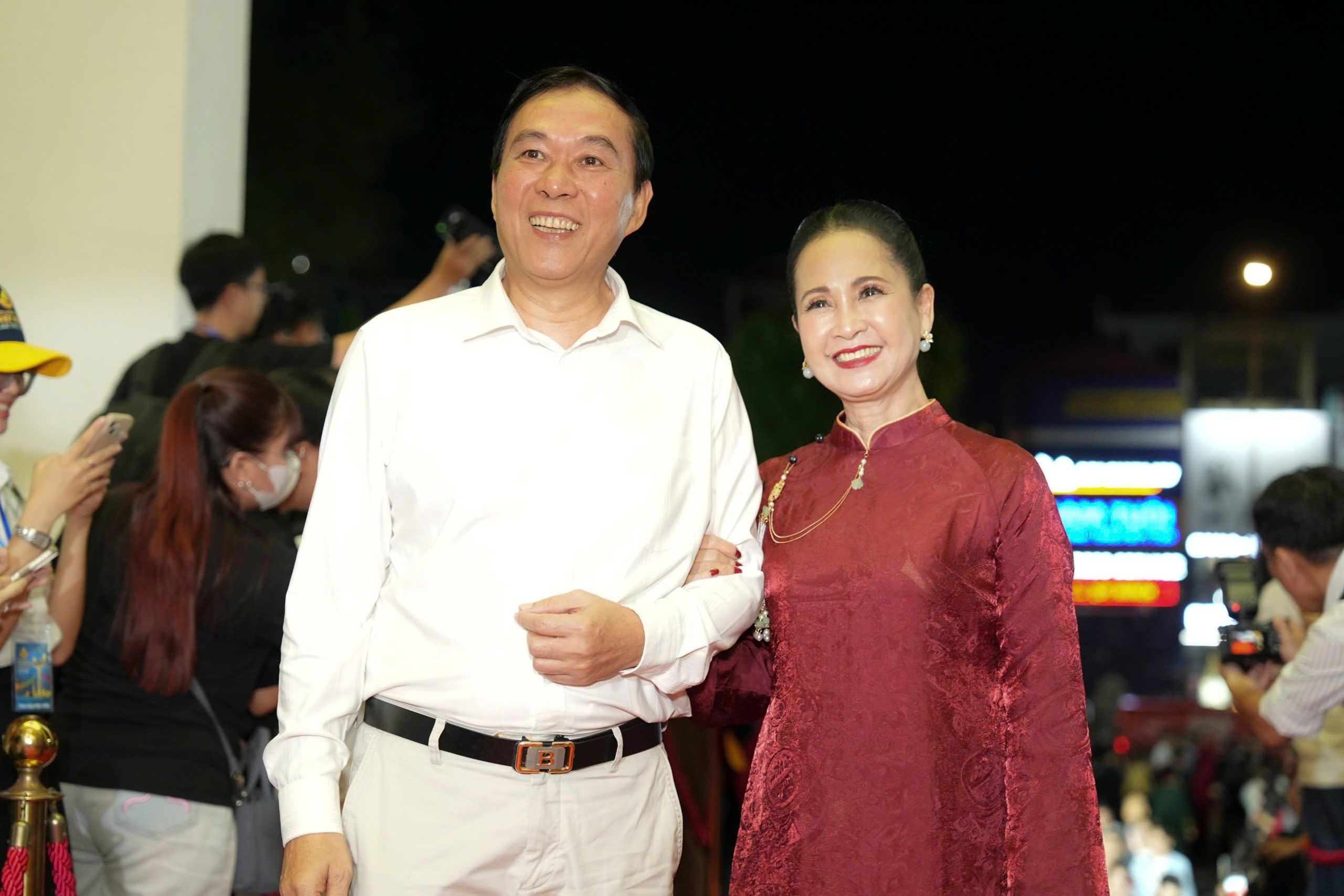 Em gái mặc gợi cảm cùng Trấn Thành đổ bộ thảm đỏ Liên hoan phim Việt Nam- Ảnh 1.