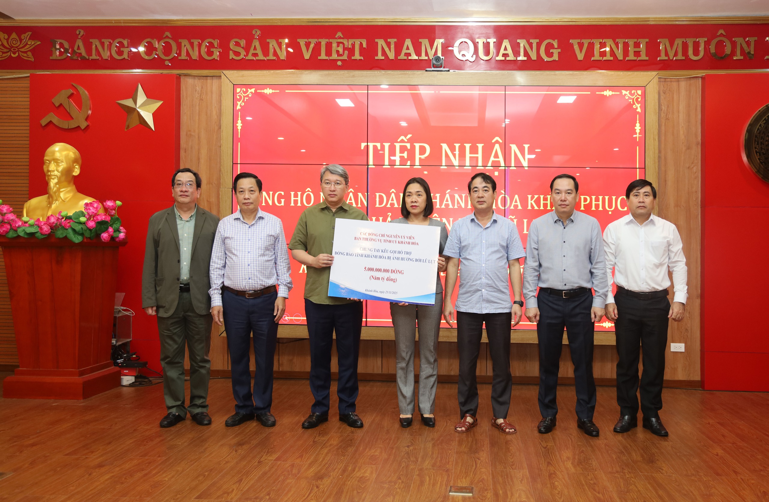 Nhiều nguyên lãnh đạo tỉnh Khánh Hòa hướng về địa phương sau lũ lịch sử- Ảnh 1.