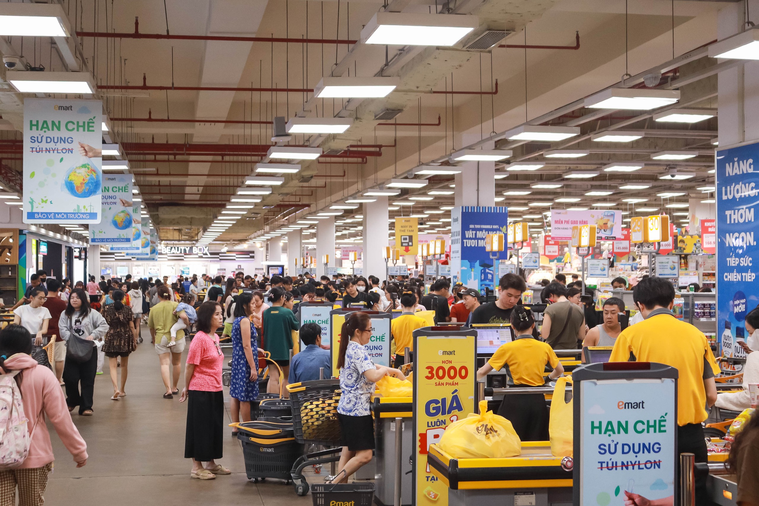 Siêu thị 'cháy hàng' vì người dân TP.HCM đổ xô cứu trợ đồng bào miền Trung - Ảnh 1.