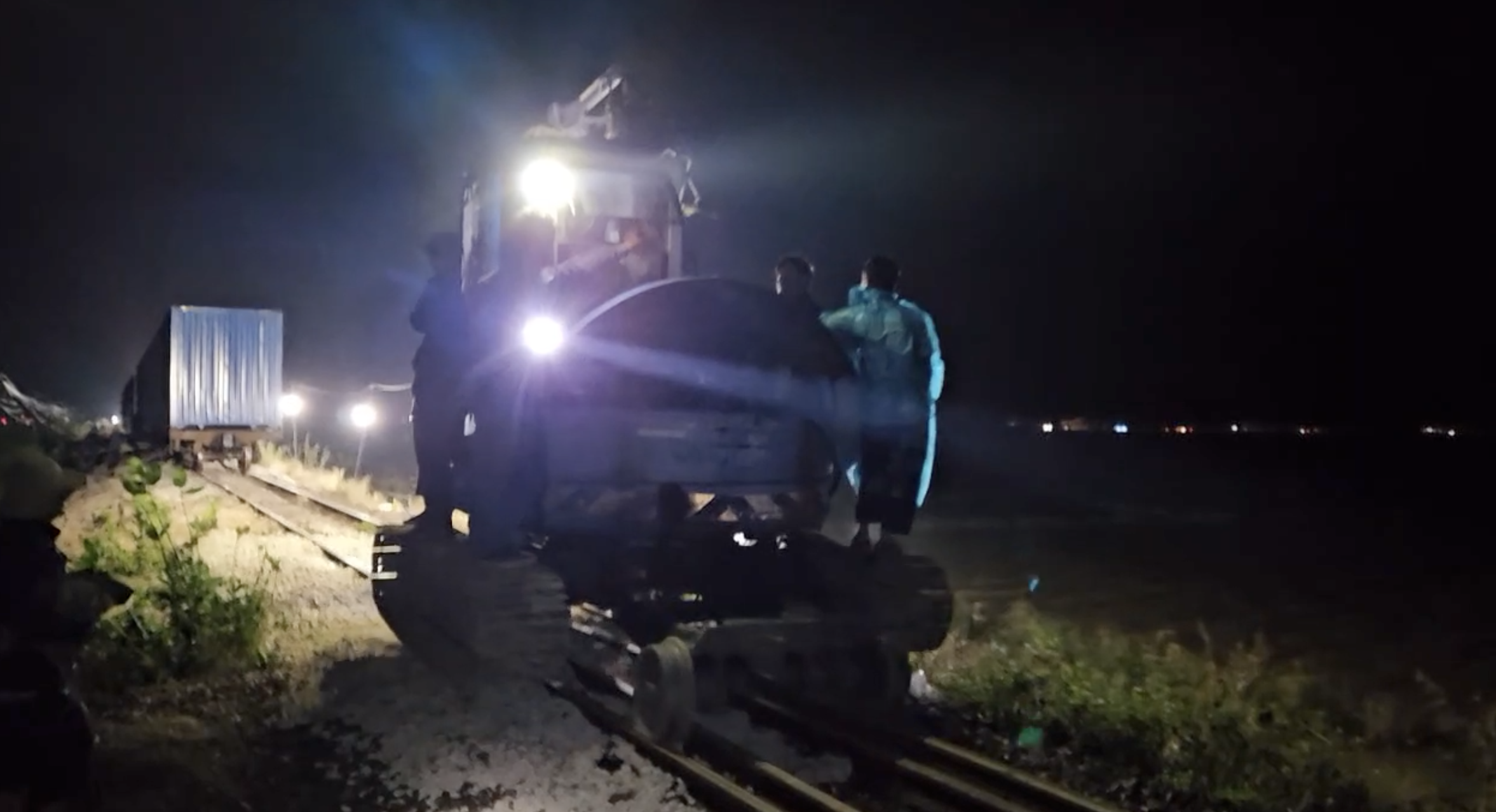 Tối nay, đường sắt Bắc - Nam thông tuyến sau gần 10 ngày tê liệt vì lũ - Ảnh 2.