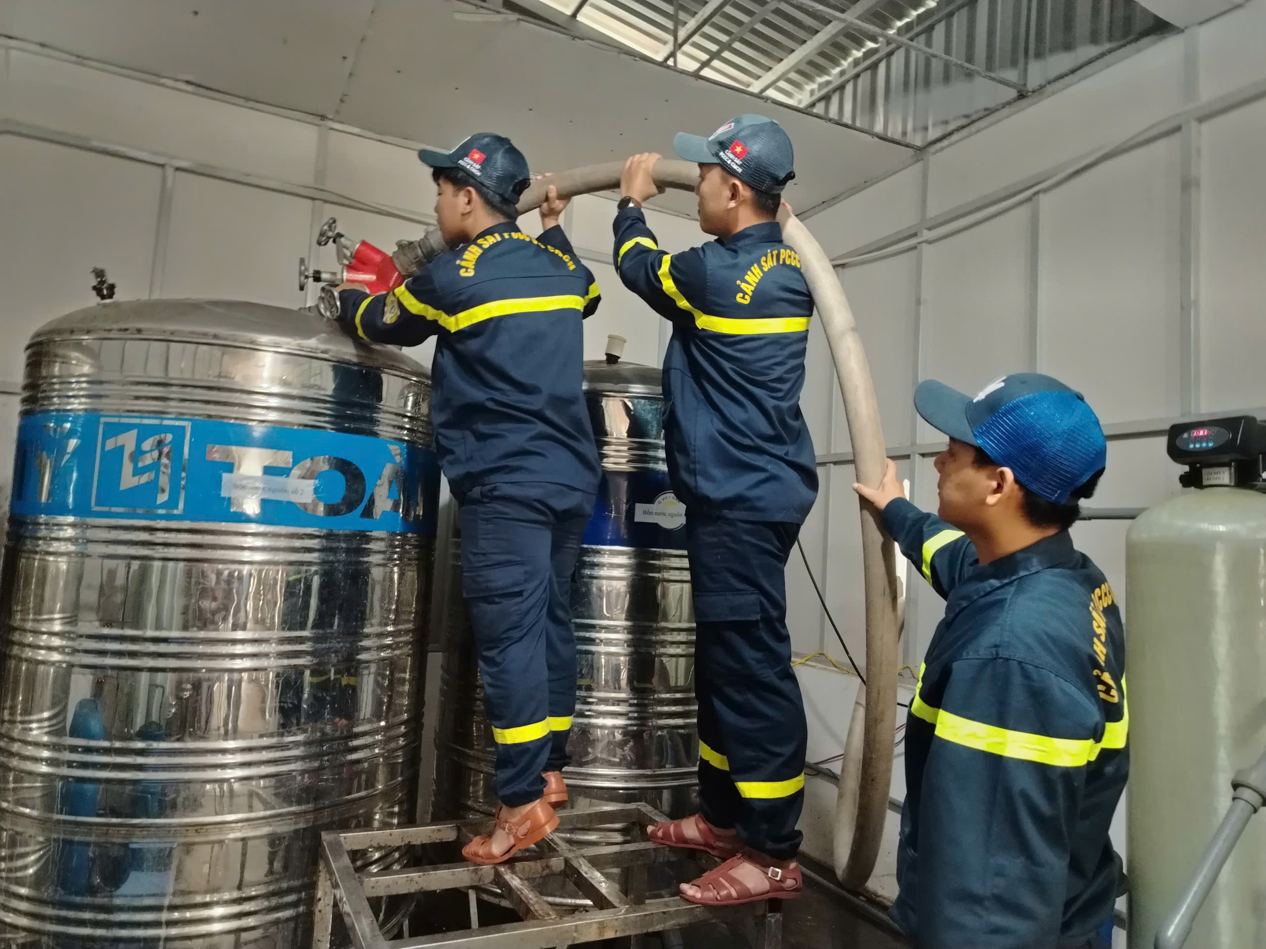 Công an tiếp nước sạch cho bệnh viện trong vùng lũ - Ảnh 1.