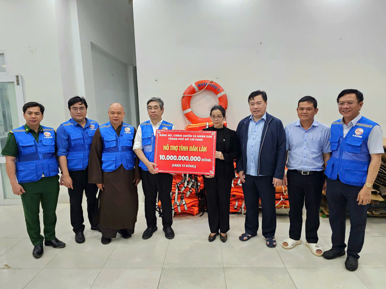 Thành ủy TP.HCM trao 10 tỉ đồng hỗ trợ cho tỉnh Đắk Lắk  - Ảnh 1.