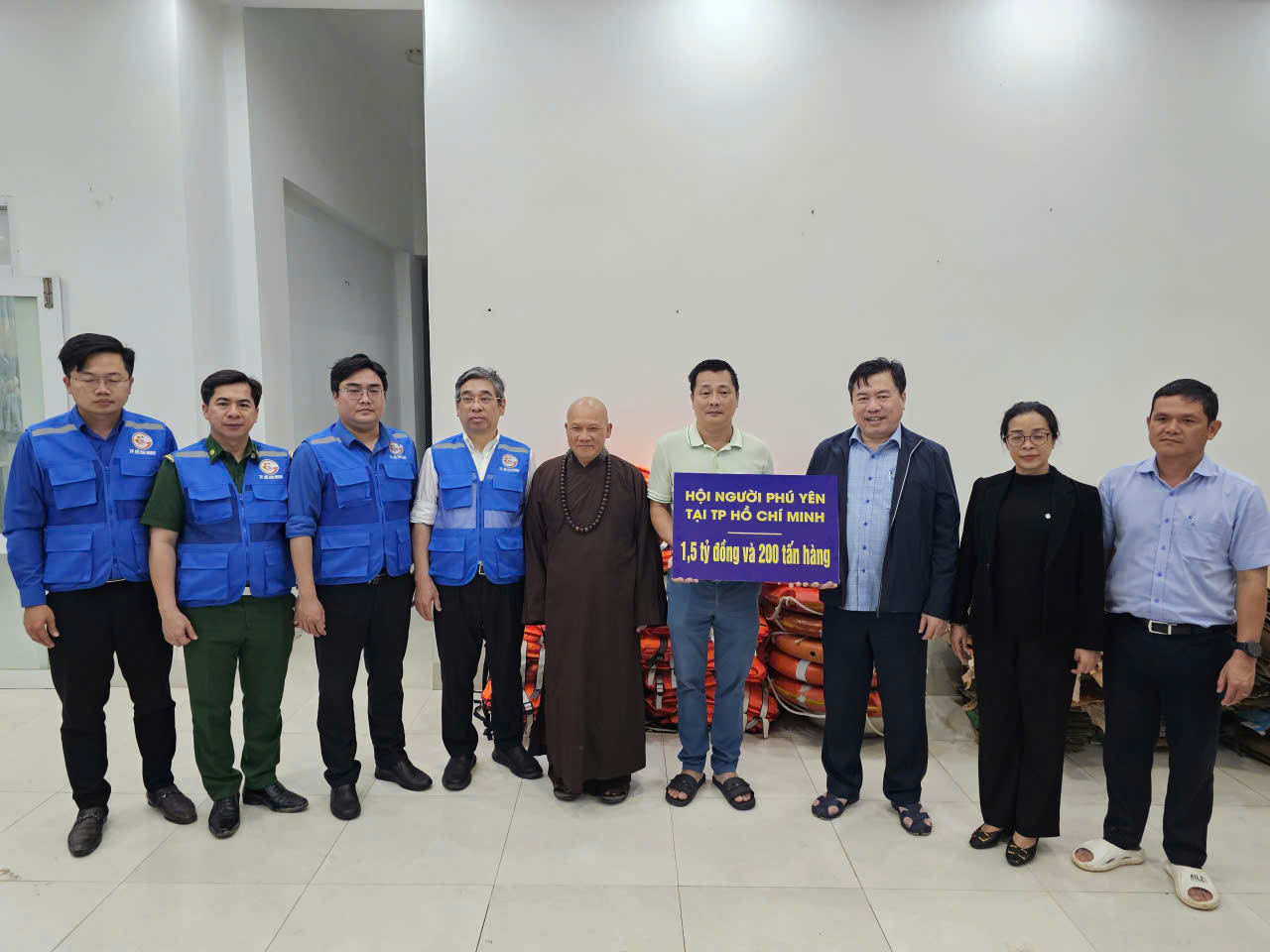 Thành ủy TP.HCM trao 10 tỉ đồng hỗ trợ cho tỉnh Đắk Lắk  - Ảnh 2.