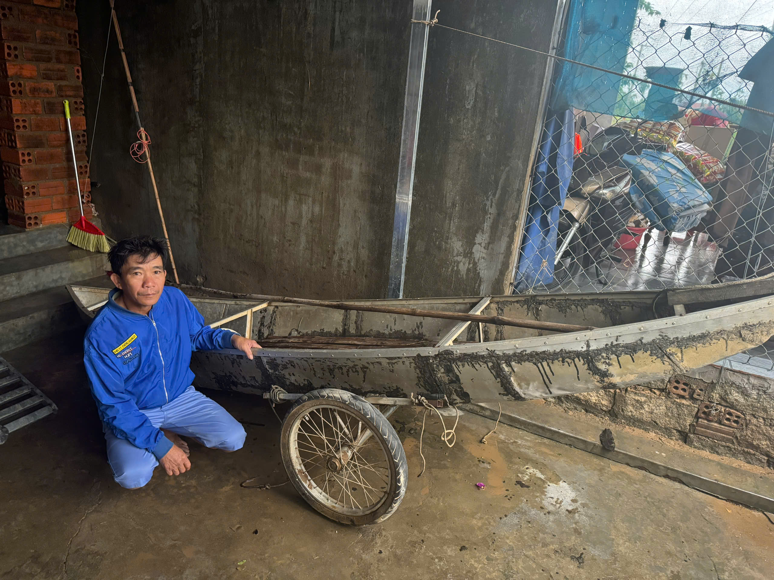 Khen thưởng người đàn ông cứu hơn 40 người ở rốn lũ xã Hòa Thịnh - Ảnh 1.