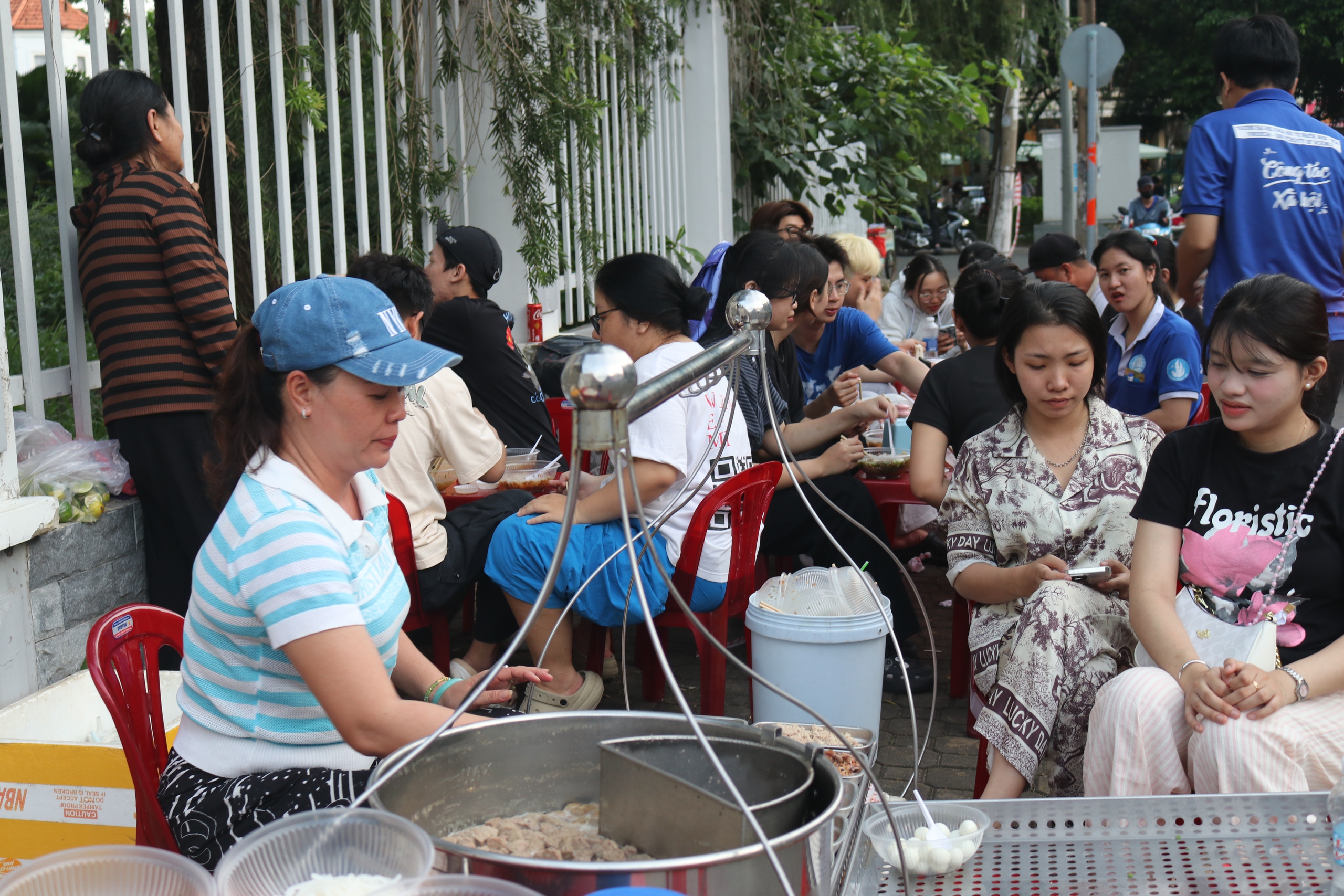 TP.HCM: Gánh bánh canh 0 đồng gây xúc động tại điểm cứu trợ vùng lũ miền Trung- Ảnh 1.