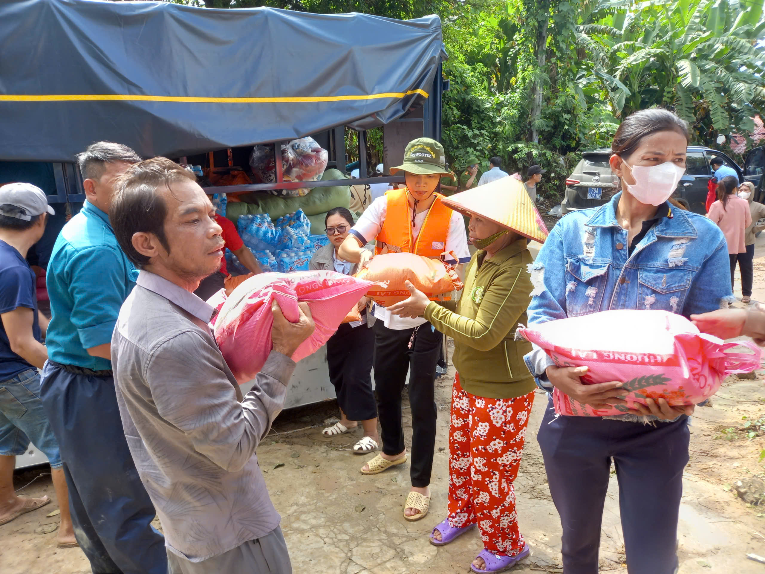 Khánh Hòa tiếp nhận, cấp phát gạo dự trữ quốc gia hỗ trợ dân vùng lũ- Ảnh 1. Khánh Hòa tiếp nhận, cấp phát gạo dự trữ quốc gia hỗ trợ dân vùng lũ- Ảnh 1.