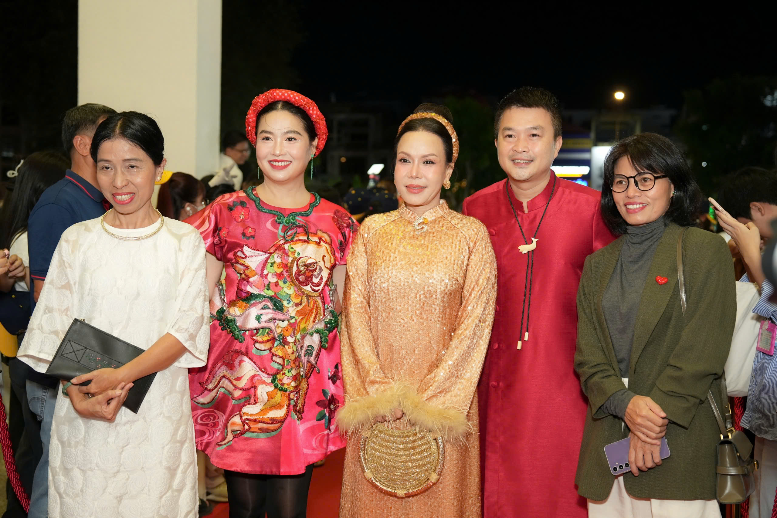 Em gái mặc gợi cảm cùng Trấn Thành đổ bộ thảm đỏ Liên hoan phim Việt Nam- Ảnh 3.