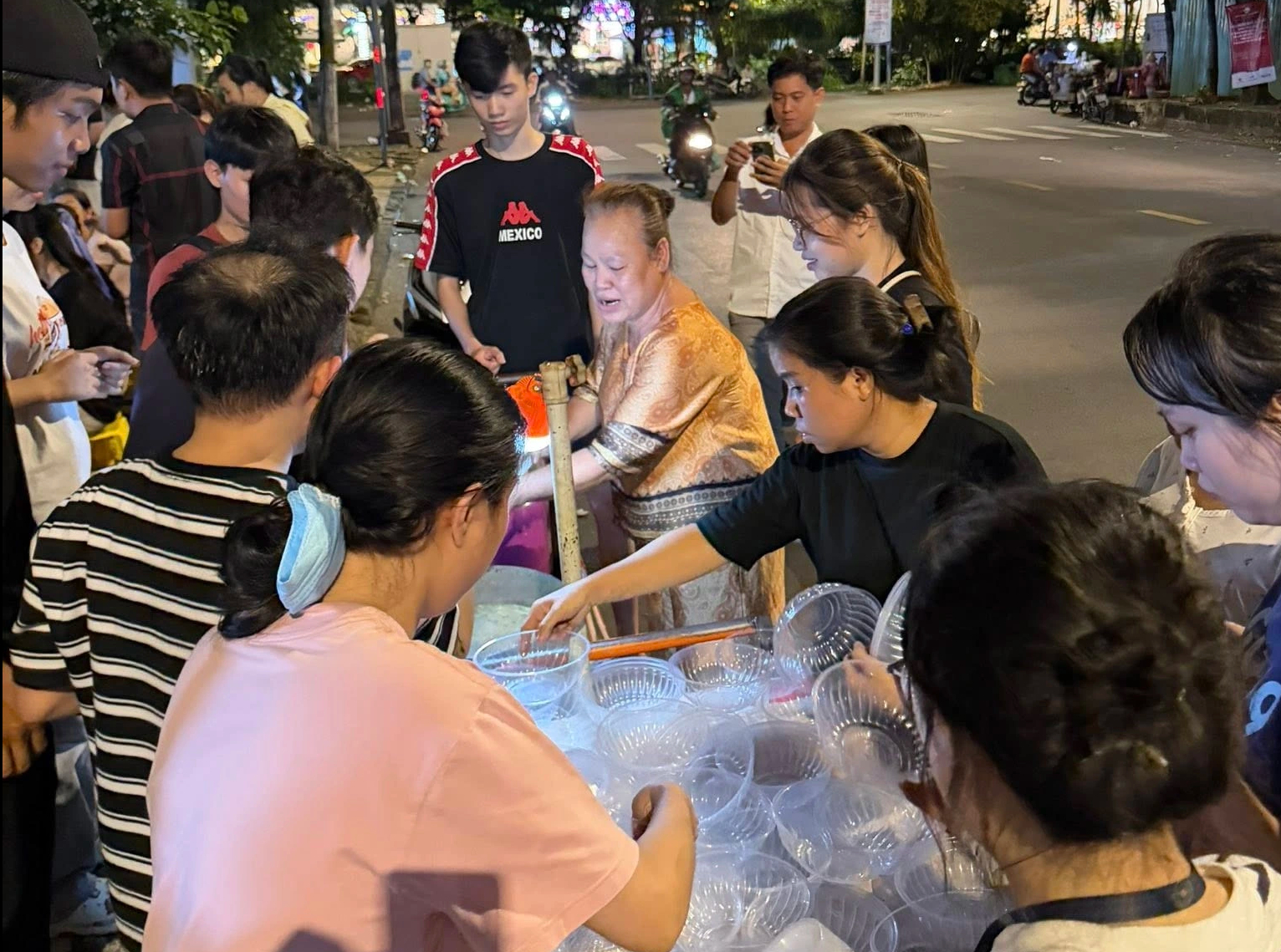 TP.HCM: Gánh bánh canh 0 đồng gây xúc động tại điểm cứu trợ vùng lũ miền Trung- Ảnh 6.