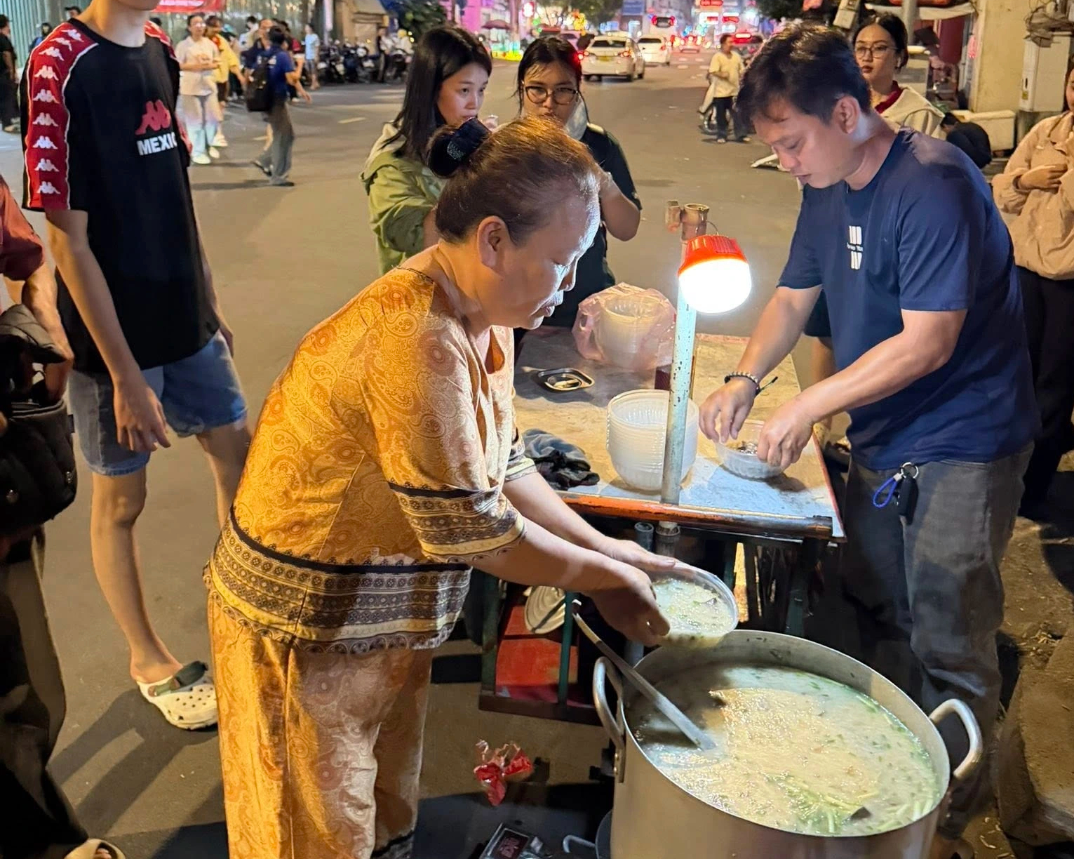 TP.HCM: Gánh bánh canh 0 đồng gây xúc động tại điểm cứu trợ vùng lũ miền Trung- Ảnh 7.