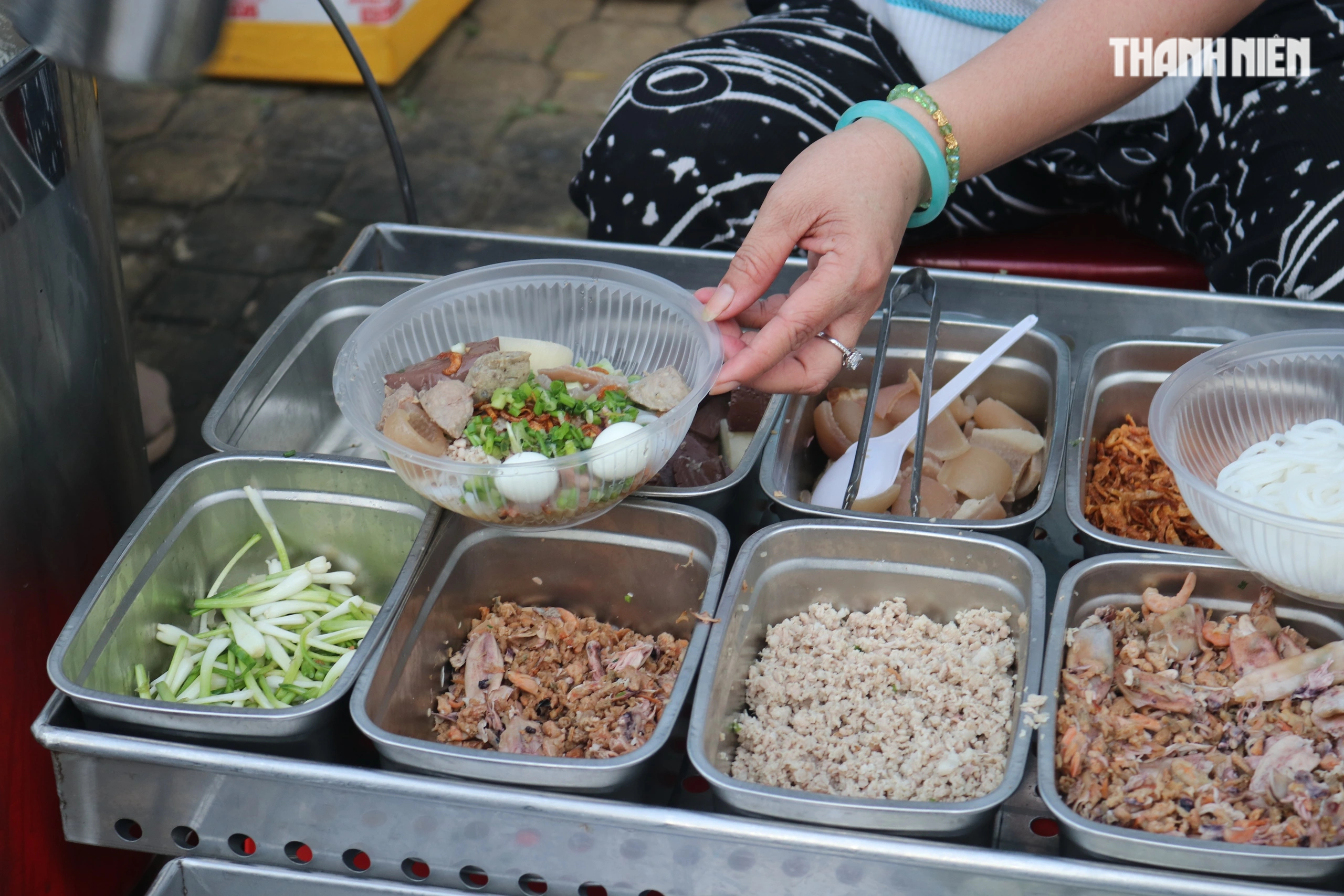 TP.HCM: Gánh bánh canh 0 đồng gây xúc động tại điểm cứu trợ vùng lũ miền Trung- Ảnh 3.