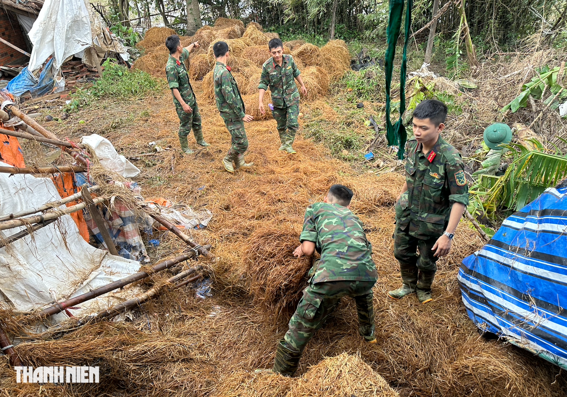 Con trâu đứng trên mái nhà ở rốn lũ: Được bộ đội giải cứu, đoàn tụ với chủ- Ảnh 1.