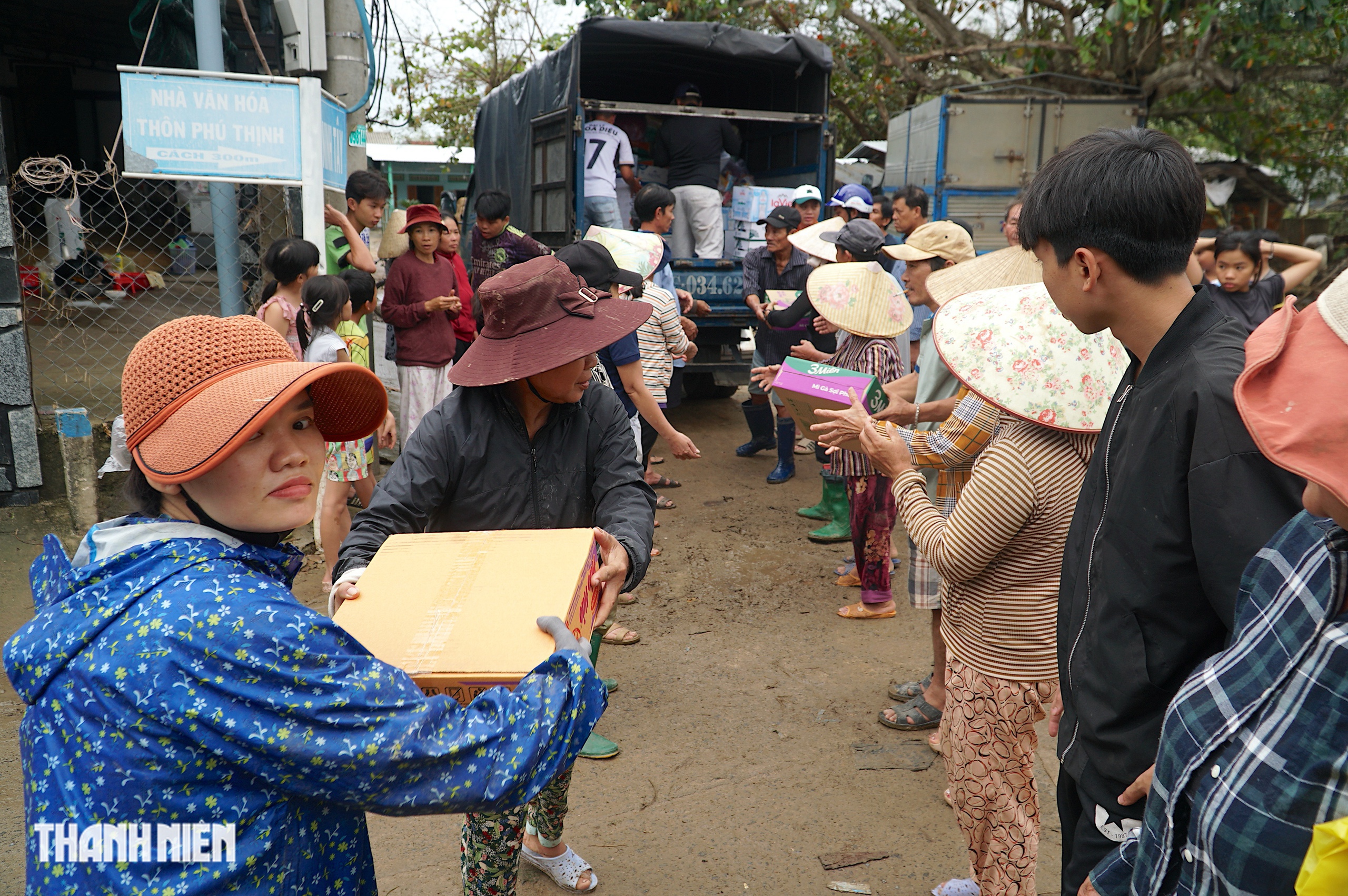 Đường làng chật kín xe cứu trợ, len lỏi đến tận xóm xa: Khung cảnh đặc biệt ở vùng lũ Đắk Lắk - Ảnh 5.