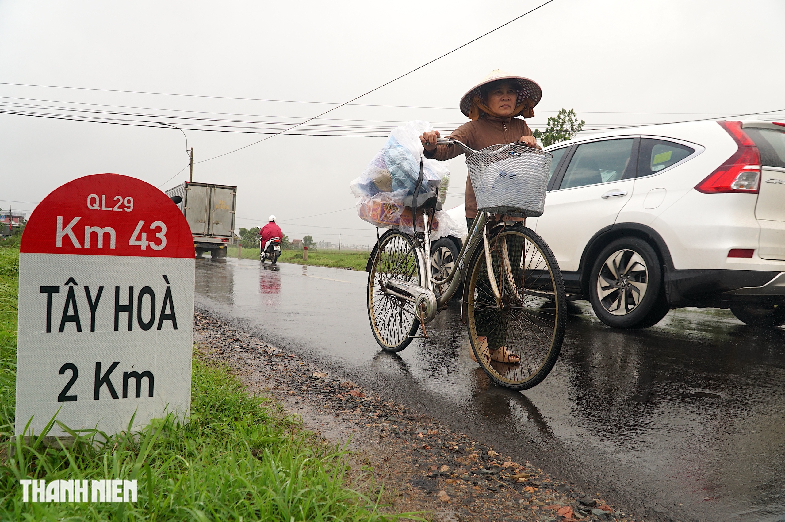 Đường làng chật kín xe cứu trợ, len lỏi đến tận xóm xa: Khung cảnh đặc biệt ở vùng lũ Đắk Lắk - Ảnh 6.
