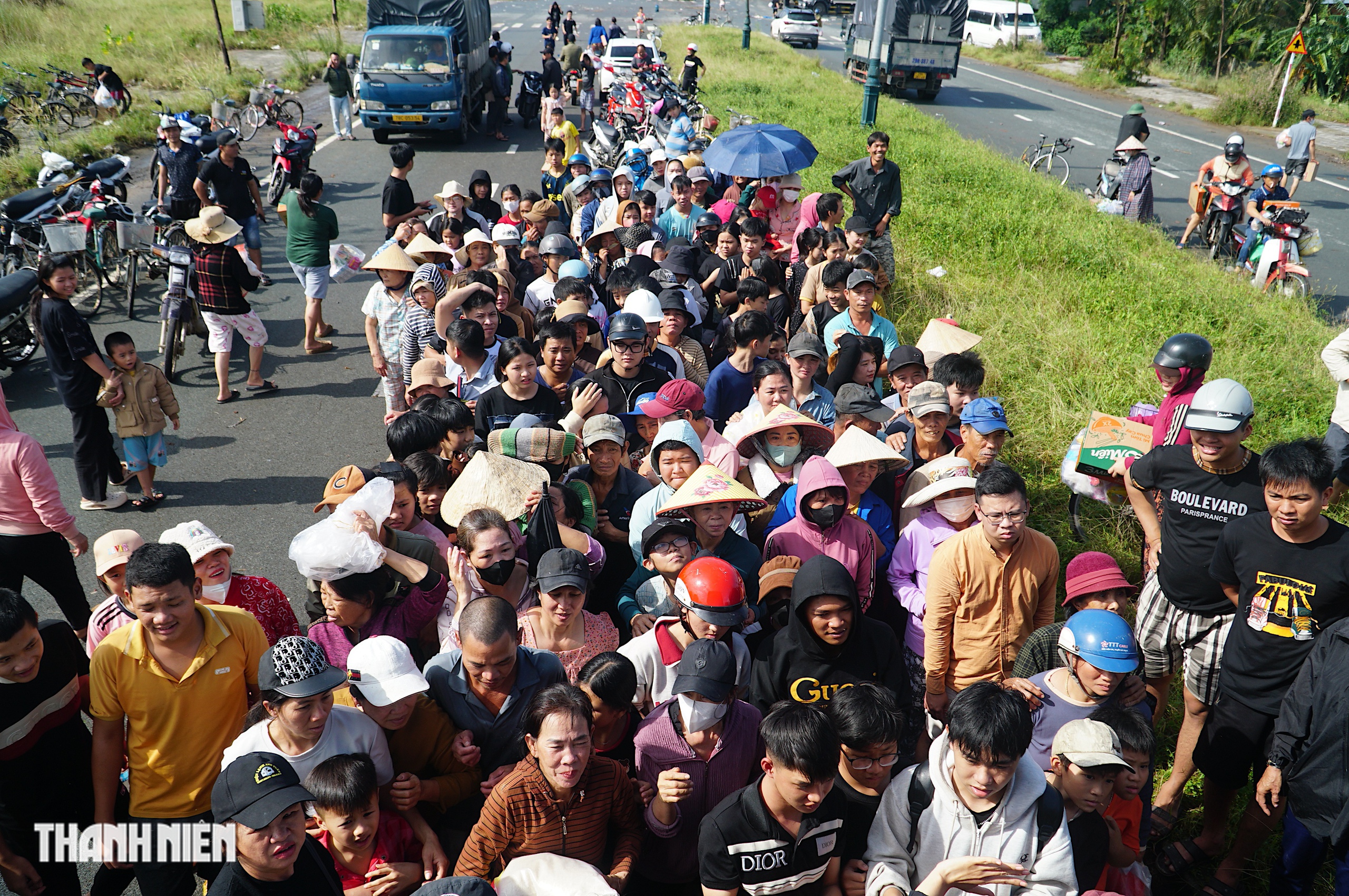 Đường làng chật kín xe cứu trợ, len lỏi đến tận xóm xa: Khung cảnh đặc biệt ở vùng lũ Đắk Lắk - Ảnh 3.