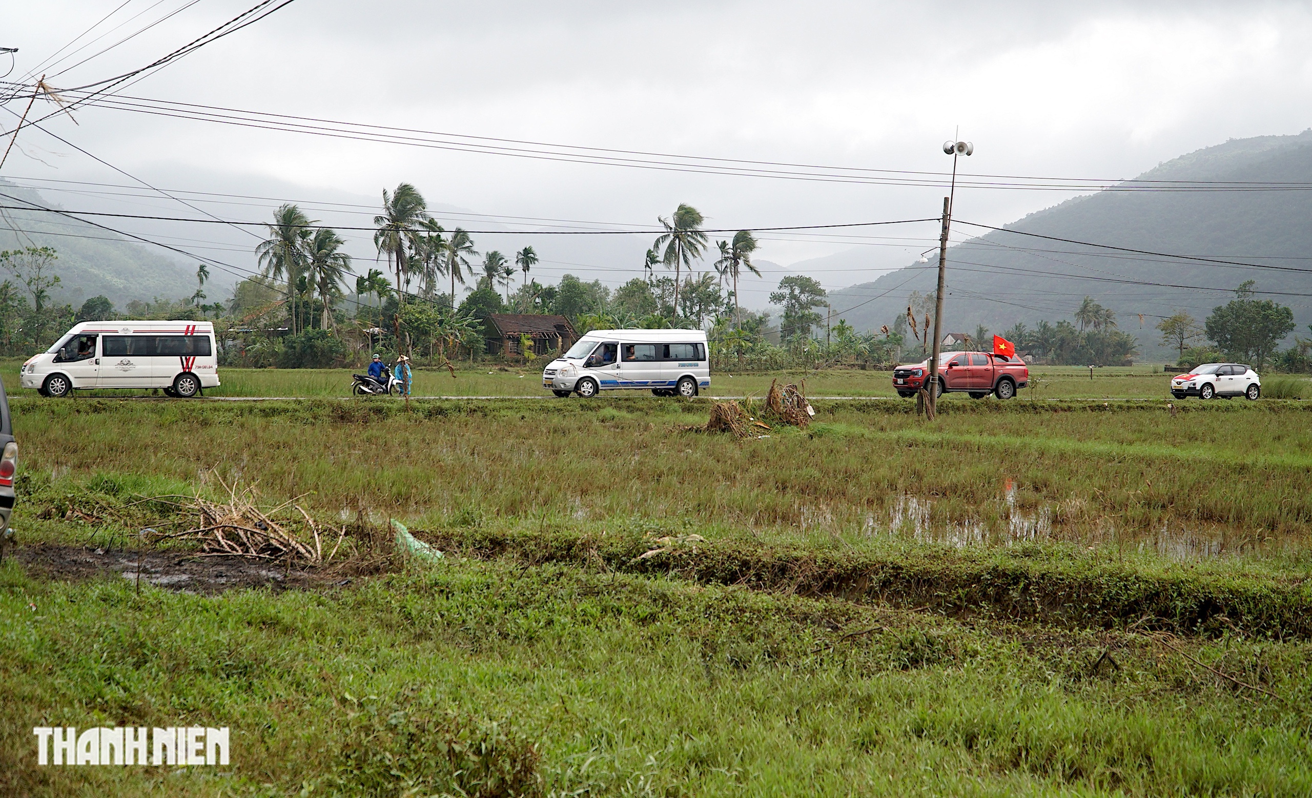 Đường làng chật kín xe cứu trợ, len lỏi đến tận xóm xa: Khung cảnh đặc biệt ở vùng lũ Đắk Lắk - Ảnh 8.
