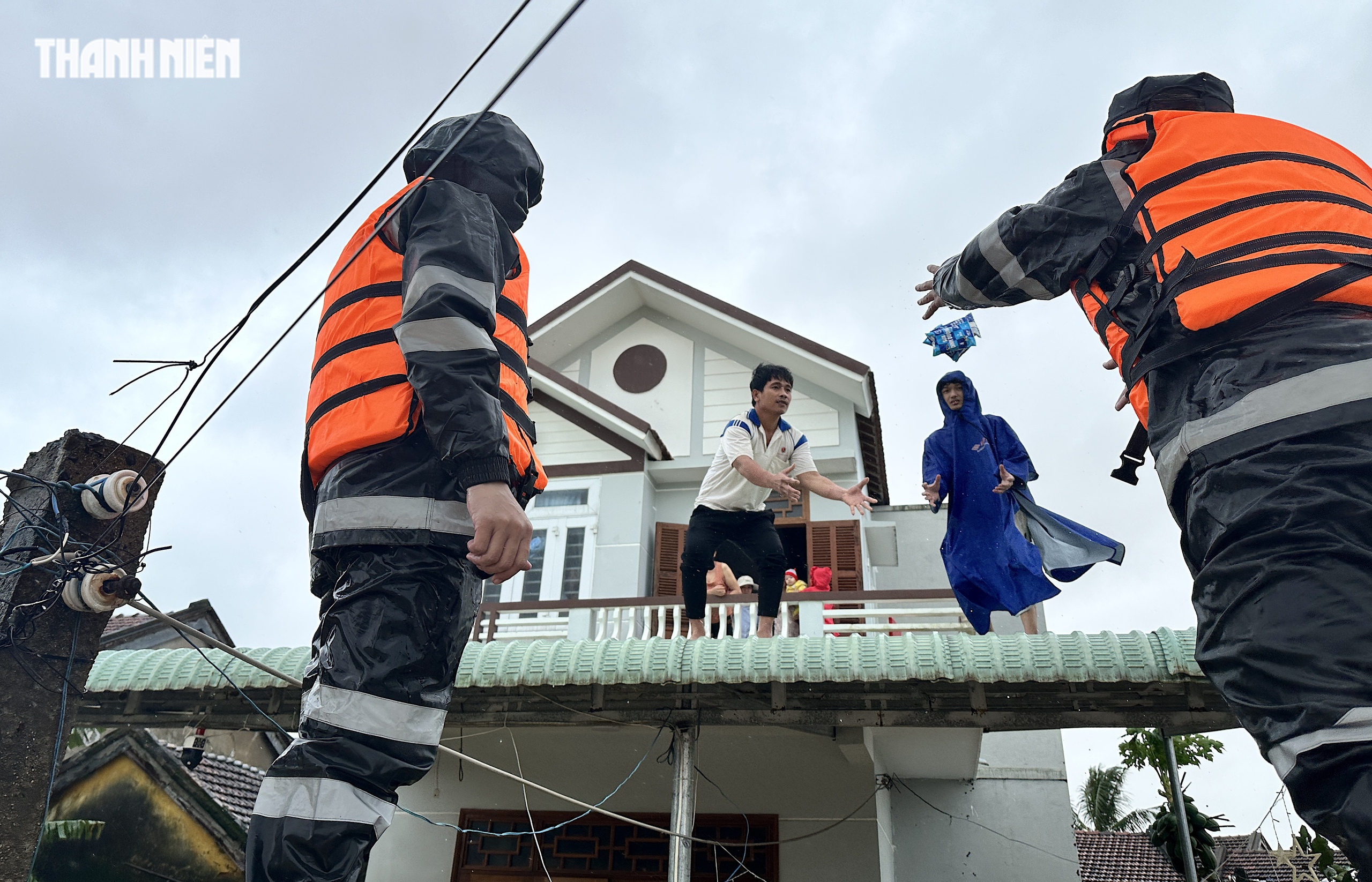 Đường làng chật kín xe cứu trợ, len lỏi đến tận xóm xa: Khung cảnh đặc biệt ở vùng lũ Đắk Lắk - Ảnh 11.