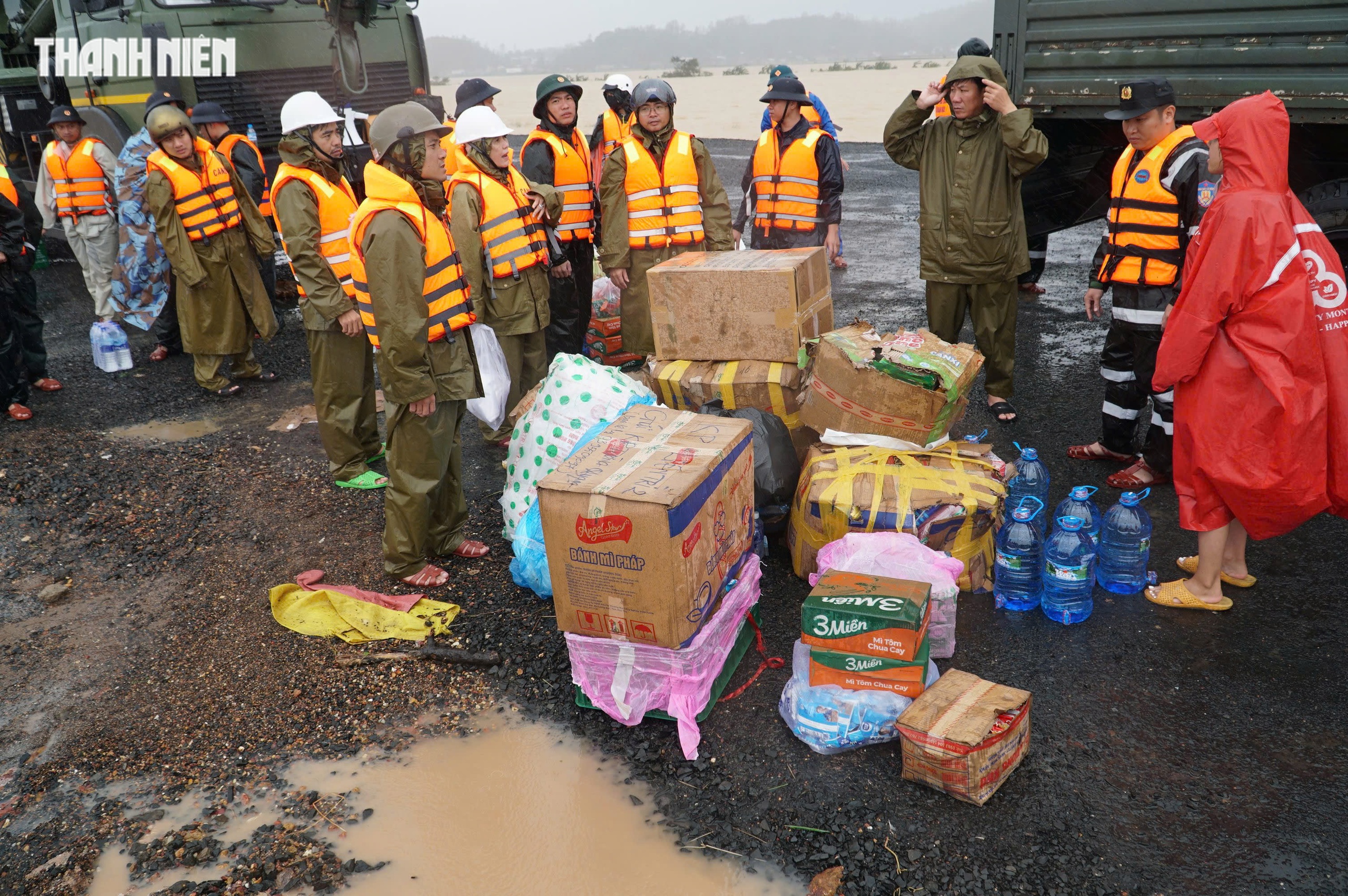 Đường làng chật kín xe cứu trợ, len lỏi đến tận xóm xa: Khung cảnh đặc biệt ở vùng lũ Đắk Lắk - Ảnh 10.