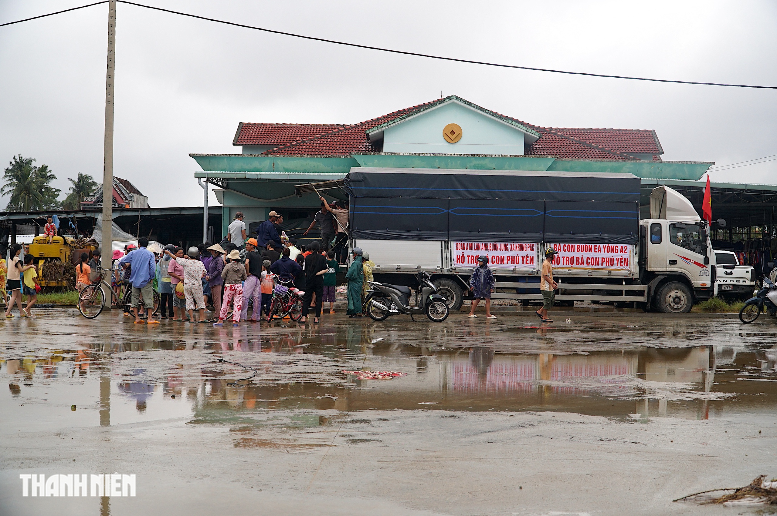 Đường làng chật kín xe cứu trợ, len lỏi đến tận xóm xa: Khung cảnh đặc biệt ở vùng lũ Đắk Lắk - Ảnh 7.