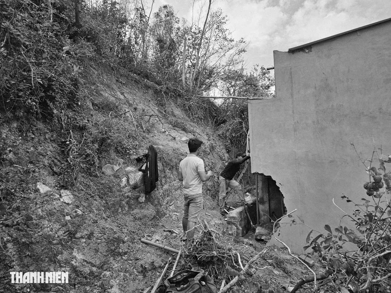 Cậu bé bơ vơ giữa nỗi đau mất mẹ sau trận lũ dữ ở Đắk Lắk - Ảnh 1.