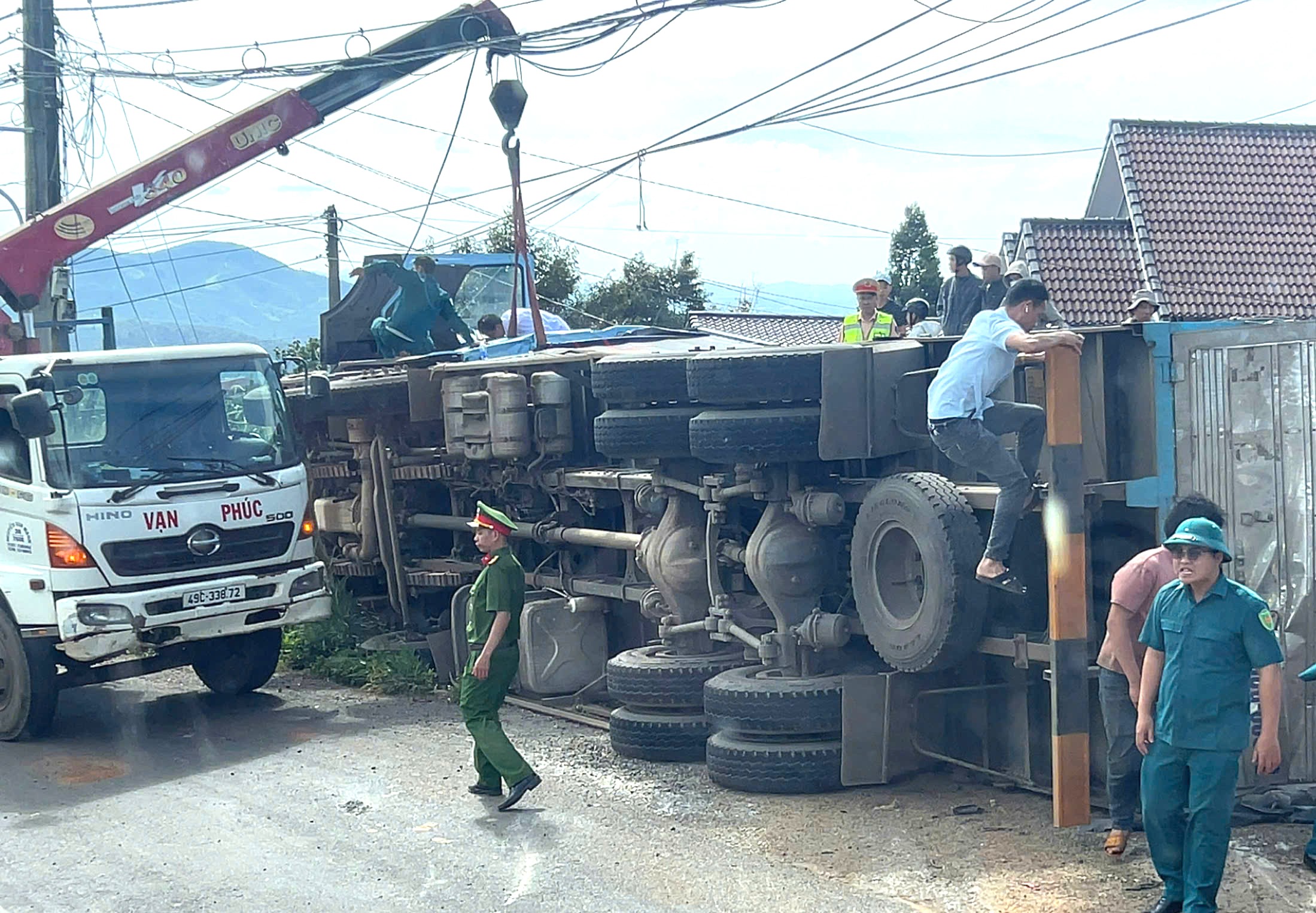 Kịp thời giải cứu 2 người mắc kẹt trong xe tải bị lật trên đèo Phú Sơn- Ảnh 2.