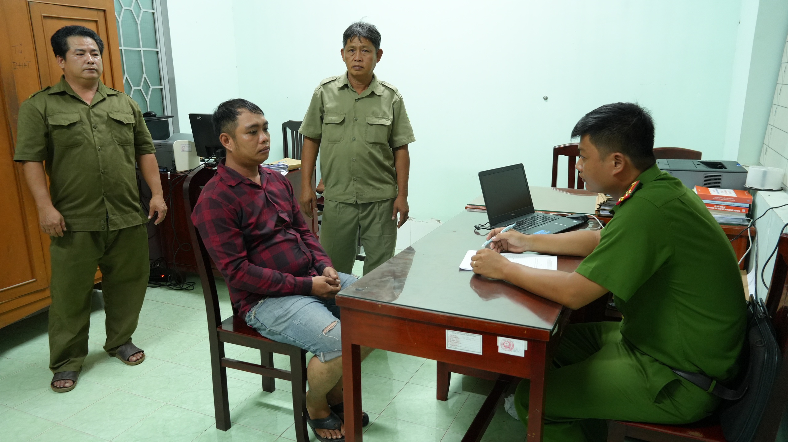 Chém 'tình địch' rồi chở vợ từ Tây Ninh sang Đồng Tháp lẩn trốn - Ảnh 1.