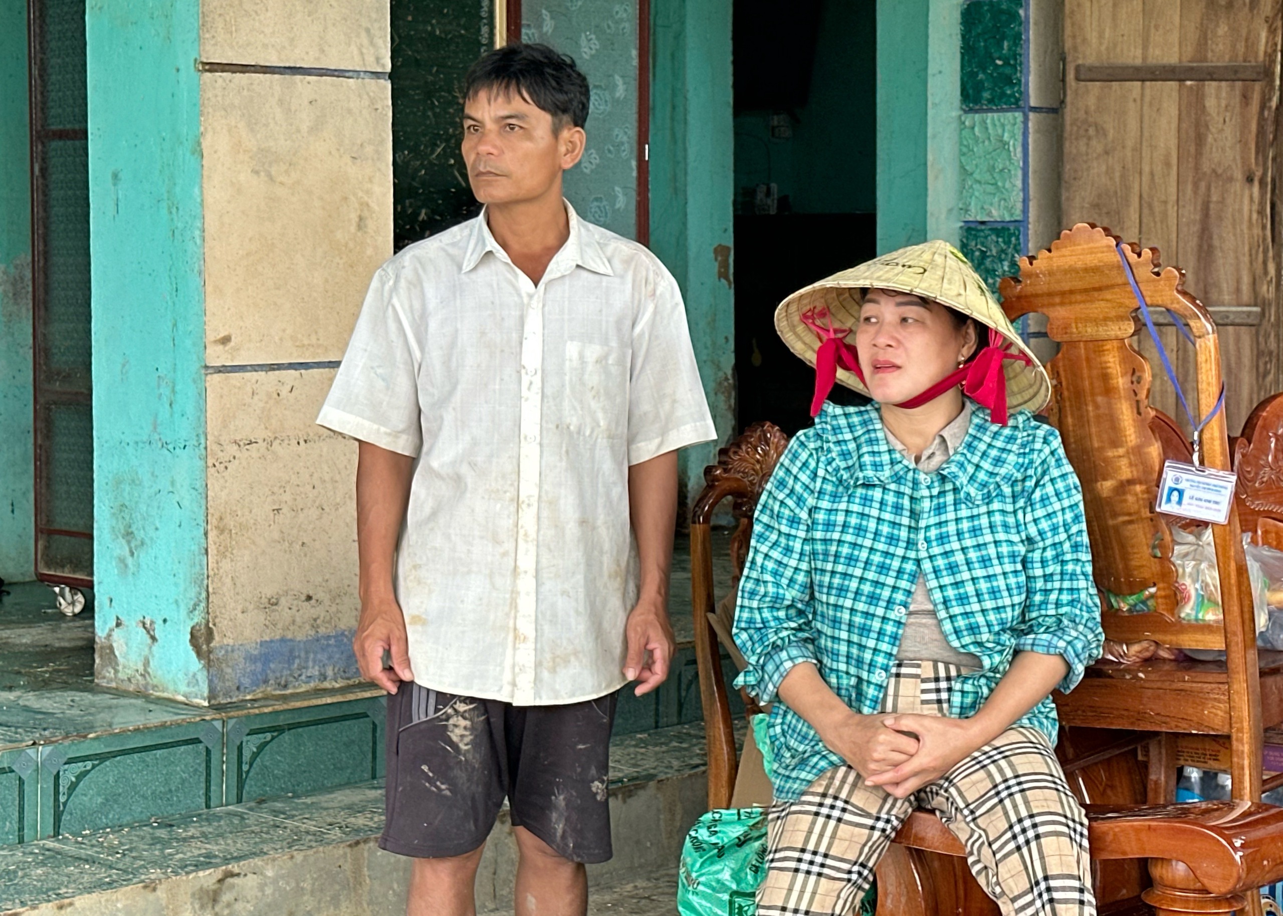 Cả cánh đồng bốc mùi sau lũ dữ: Người Hòa Thịnh lo nguồn nước ô nhiễm - Ảnh 4.