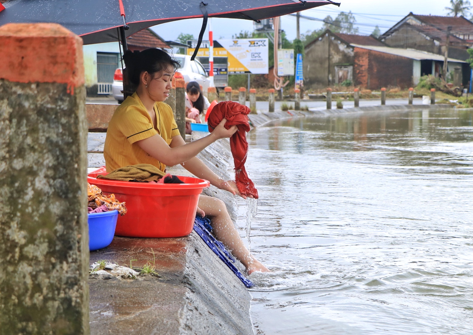 Cả cánh đồng bốc mùi sau lũ dữ: Người Hòa Thịnh lo nguồn nước ô nhiễm - Ảnh 10.