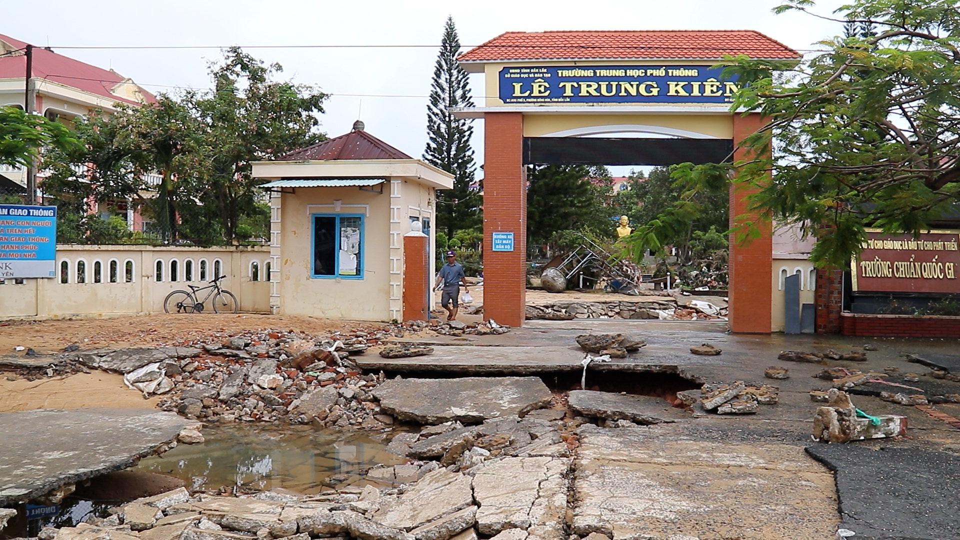 Nhiều trường học tan hoang trong rốn lũ tại hòa Xuân Đắk Lắk - Ảnh 2. Nhiều trường học tan hoang trong rốn lũ tại hòa Xuân Đắk Lắk - Ảnh 2.
