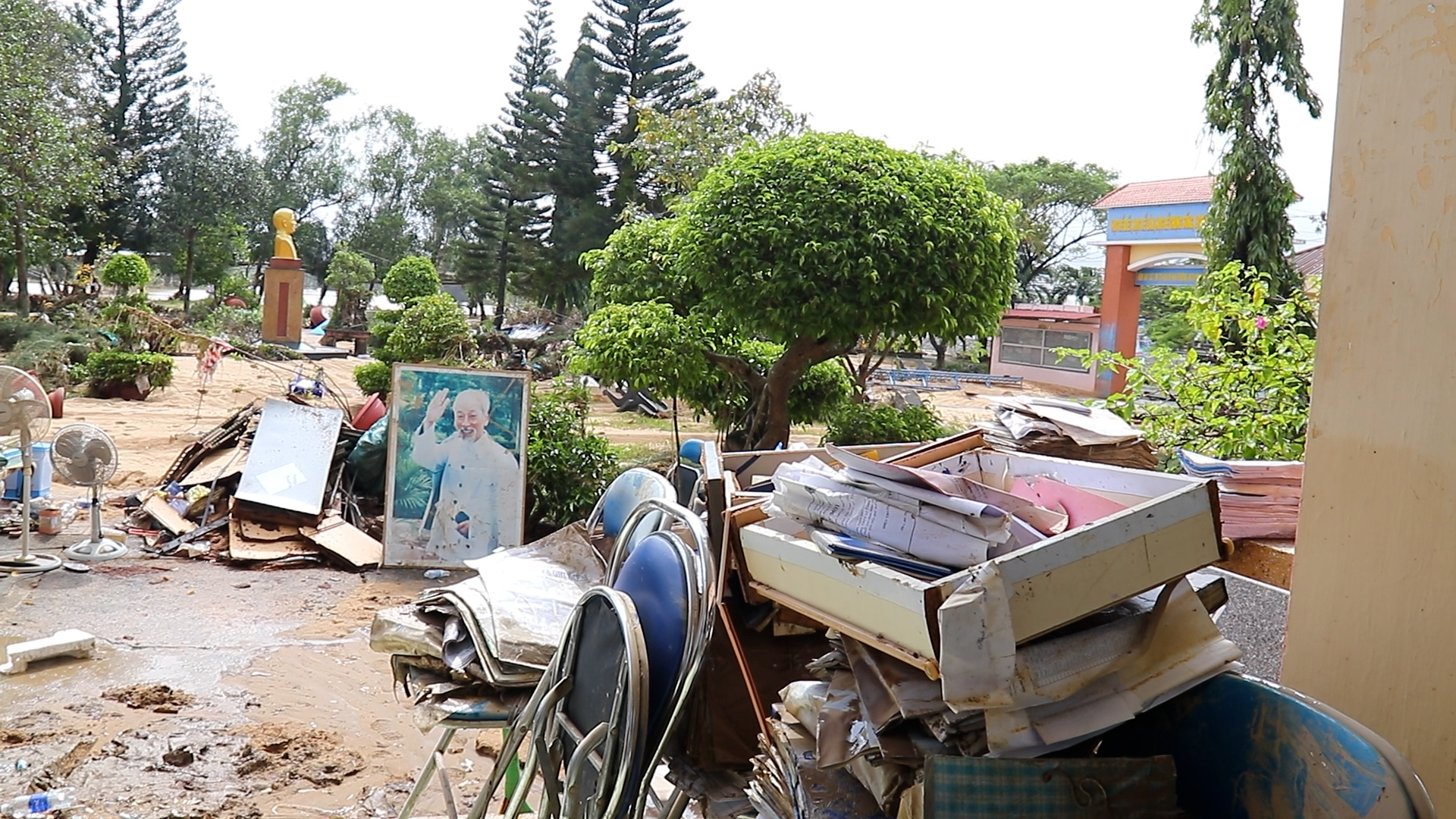 Nhiều trường học tan hoang trong rốn lũ tại hòa Xuân Đắk Lắk - Ảnh 1. Nhiều trường học tan hoang trong rốn lũ tại hòa Xuân Đắk Lắk - Ảnh 1.