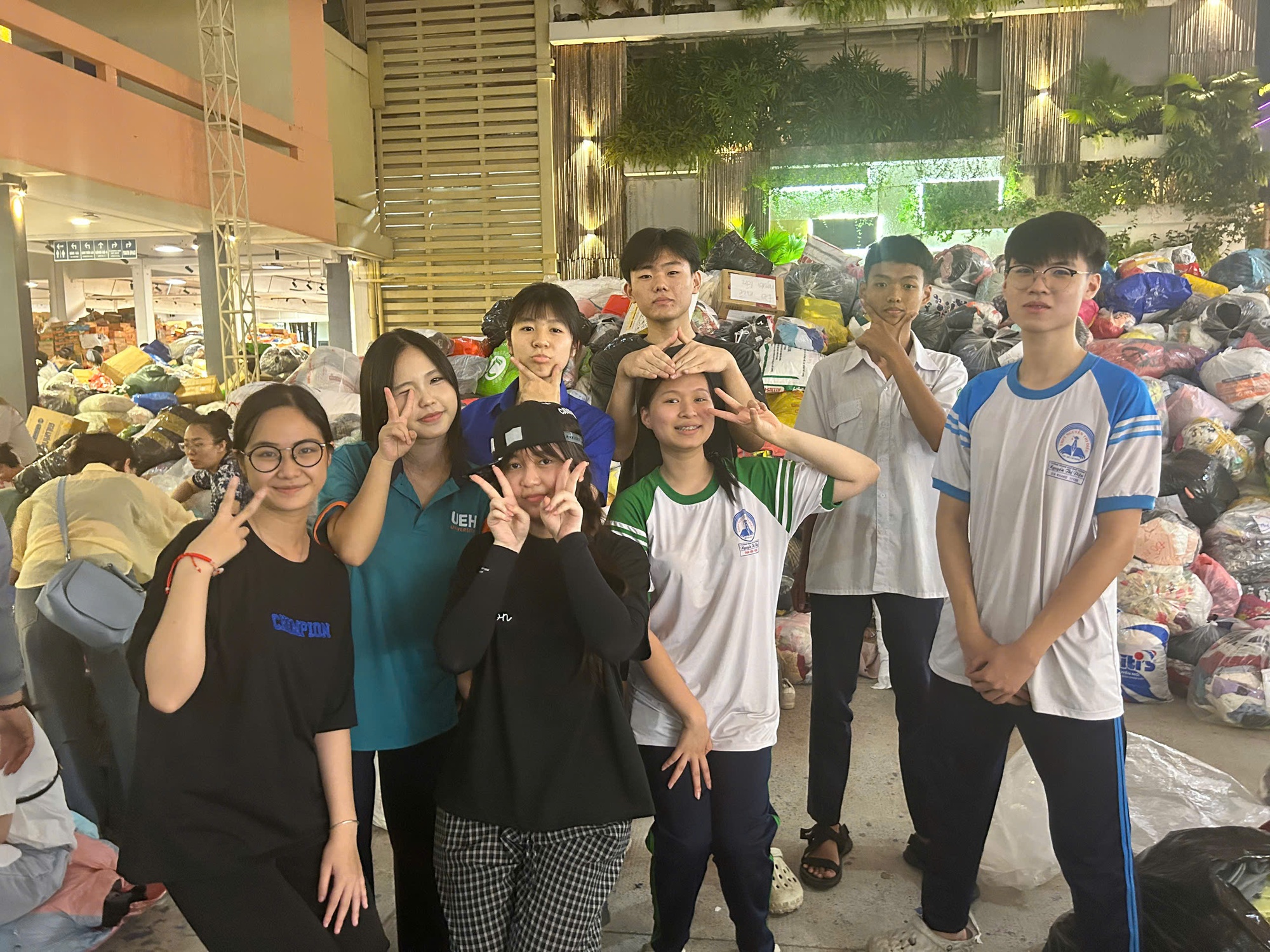 Cận cảnh núi quần áo cứu trợ khổng lồ từ TP.HCM chuẩn bị gửi cho Khánh Hòa - Ảnh 1. Cận cảnh núi quần áo cứu trợ khổng lồ từ TP.HCM chuẩn bị gửi cho Khánh Hòa - Ảnh 1.