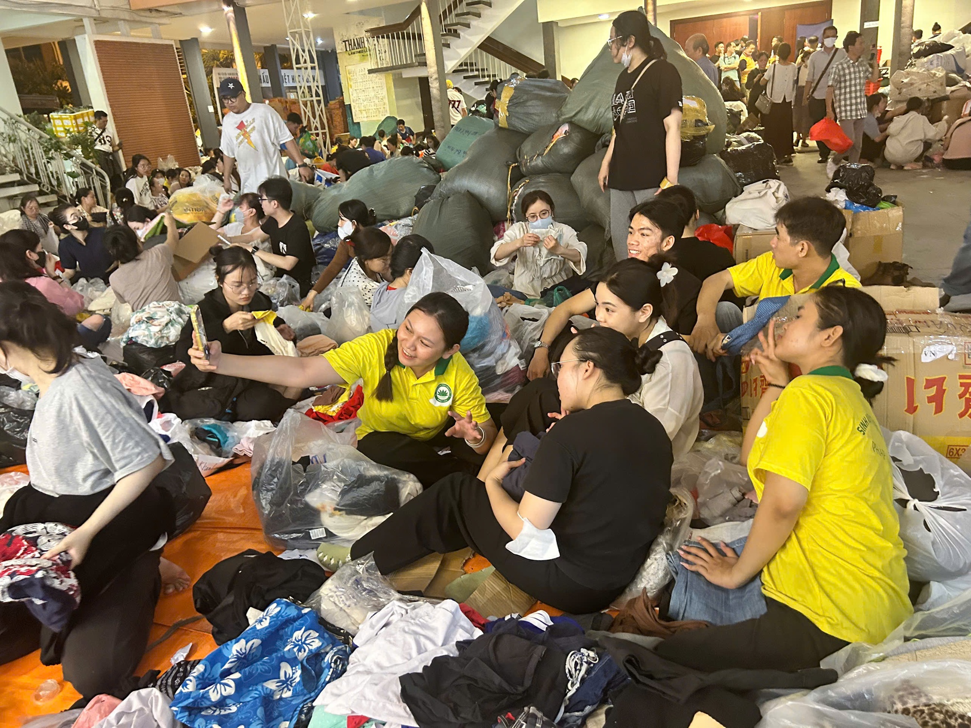 Cận cảnh núi quần áo cứu trợ khổng lồ từ TP.HCM chuẩn bị gửi cho Khánh Hòa - Ảnh 7. Cận cảnh núi quần áo cứu trợ khổng lồ từ TP.HCM chuẩn bị gửi cho Khánh Hòa - Ảnh 2.