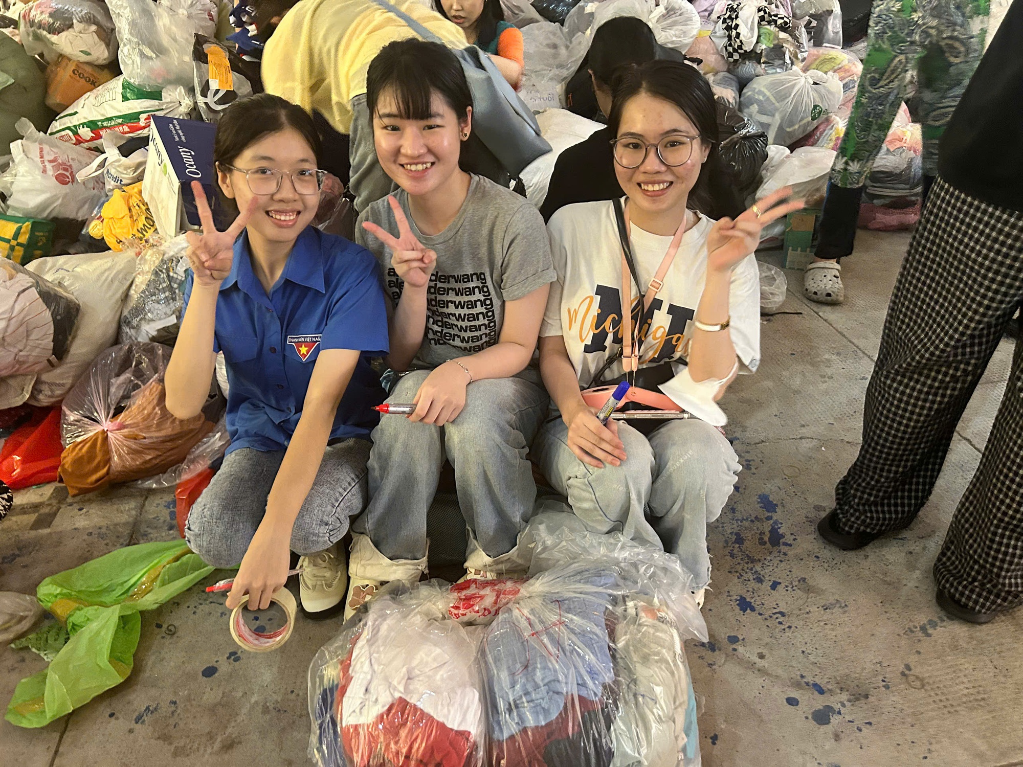 Cận cảnh núi quần áo cứu trợ khổng lồ từ TP.HCM chuẩn bị gửi cho Khánh Hòa - Ảnh 8. Cận cảnh núi quần áo cứu trợ khổng lồ từ TP.HCM chuẩn bị gửi cho Khánh Hòa - Ảnh 3.