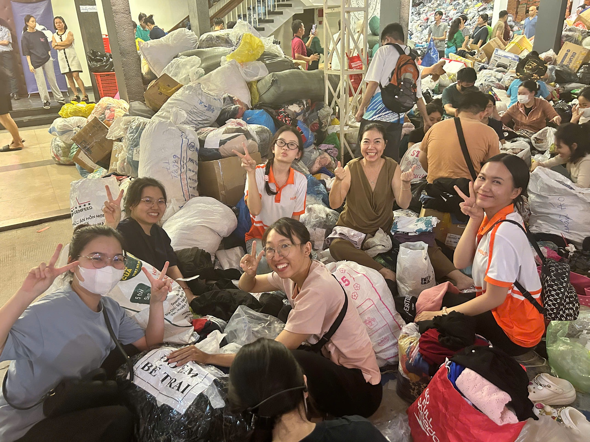 Cận cảnh núi quần áo cứu trợ khổng lồ từ TP.HCM chuẩn bị gửi cho Khánh Hòa - Ảnh 9. Cận cảnh núi quần áo cứu trợ khổng lồ từ TP.HCM chuẩn bị gửi cho Khánh Hòa - Ảnh 4.