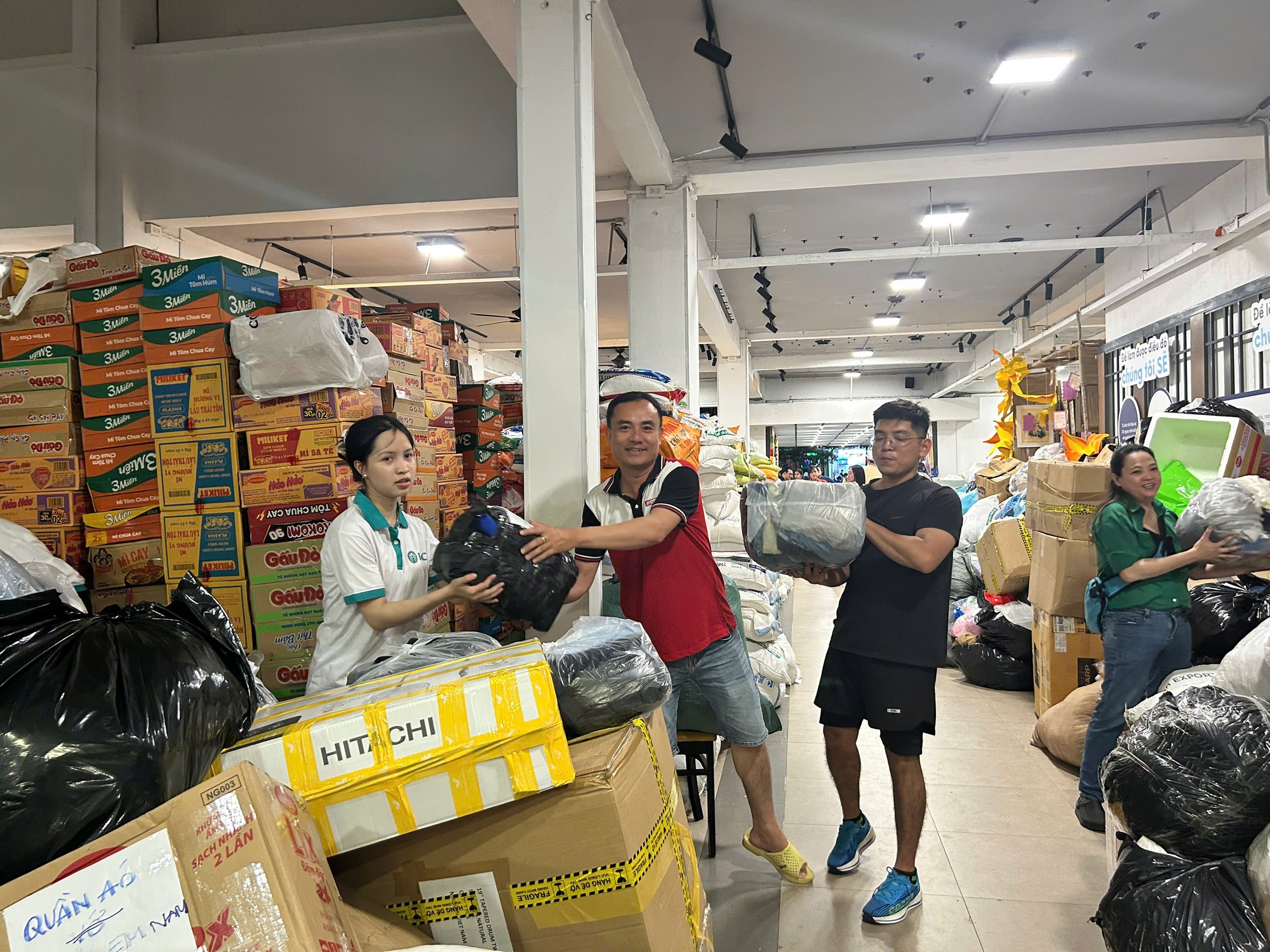 Cận cảnh núi quần áo cứu trợ khổng lồ từ TP.HCM chuẩn bị gửi cho Khánh Hòa - Ảnh 10. Cận cảnh núi quần áo cứu trợ khổng lồ từ TP.HCM chuẩn bị gửi cho Khánh Hòa - Ảnh 5.