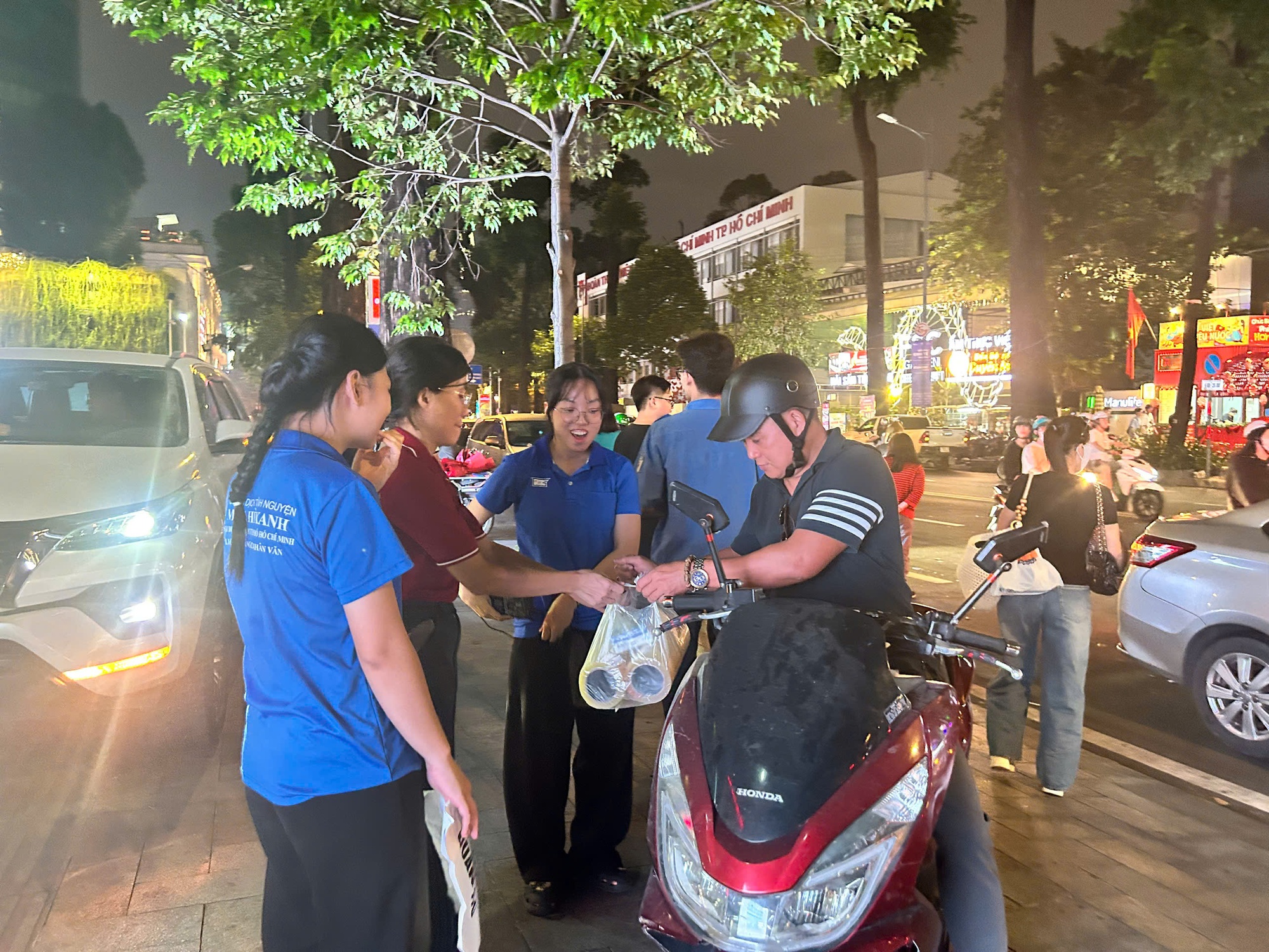 Cận cảnh núi quần áo cứu trợ khổng lồ từ TP.HCM chuẩn bị gửi cho Khánh Hòa - Ảnh 11. Cận cảnh núi quần áo cứu trợ khổng lồ từ TP.HCM chuẩn bị gửi cho Khánh Hòa - Ảnh 6.