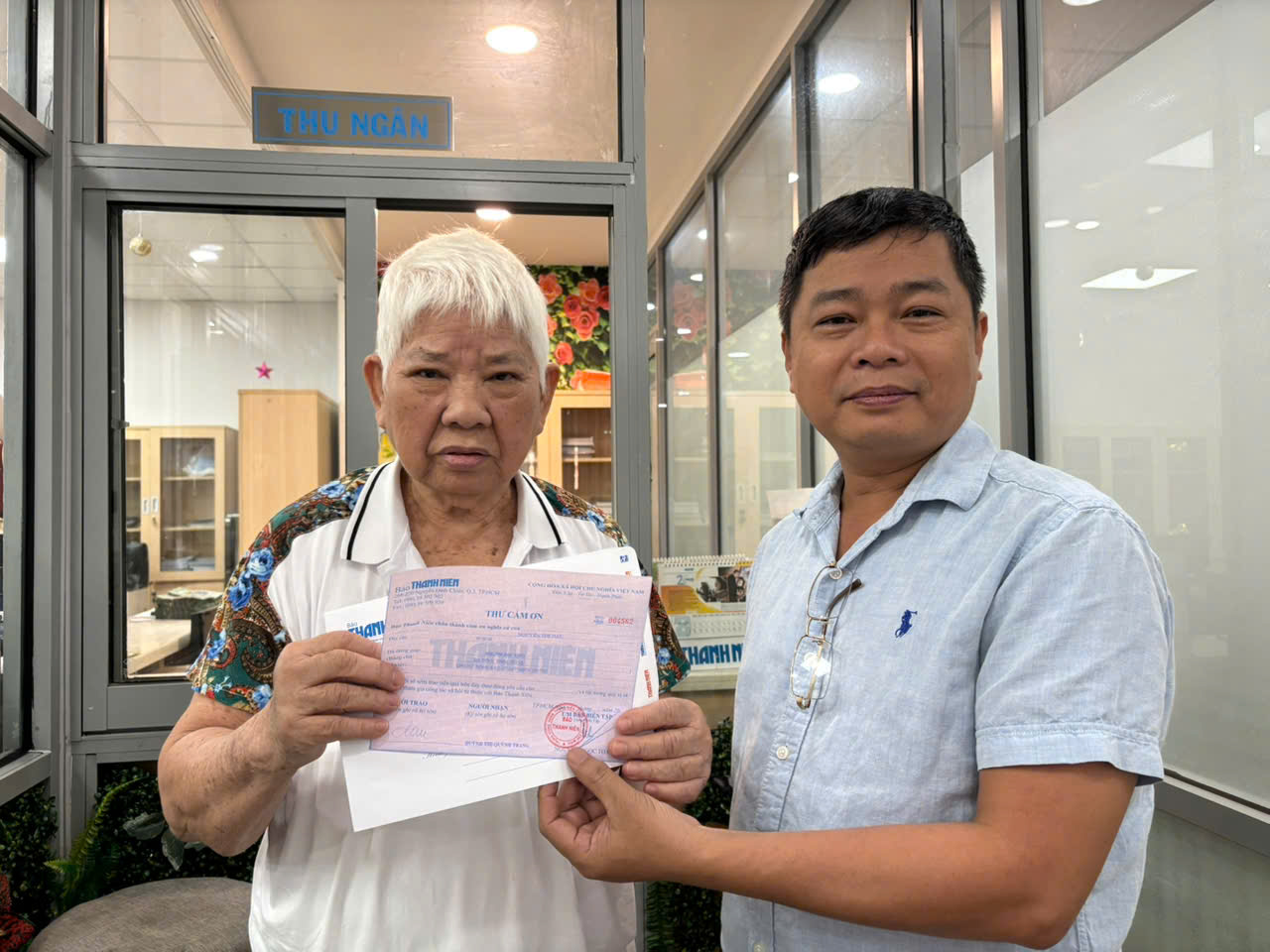 Tình người thắp sáng nơi rốn lũ - Ảnh 1.